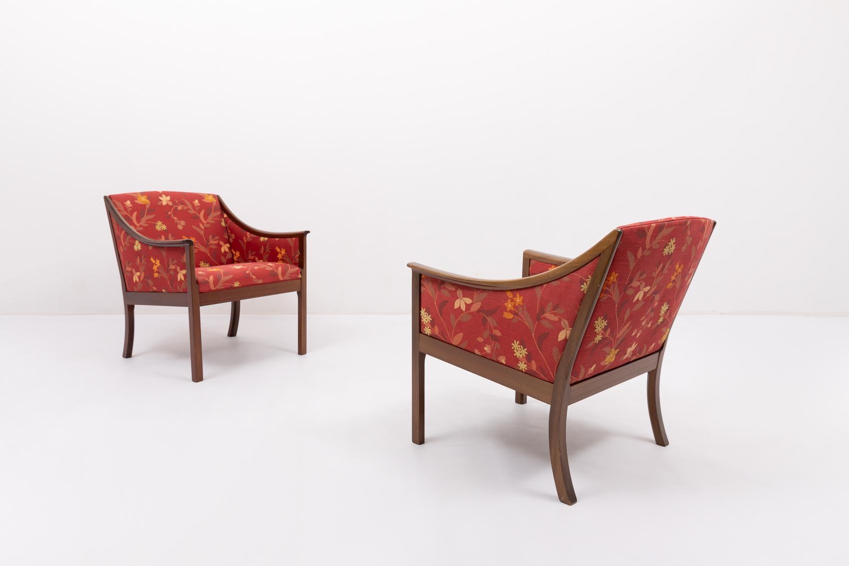 Pair of elegant armchairs by Ole Wanscher for P. Jeppensen, 1960’s Denmark In Good Condition For Sale In TOLLEBEEK, NL