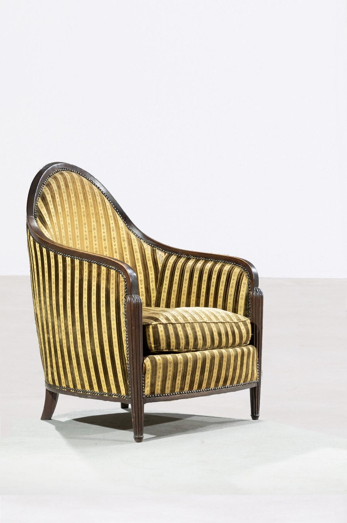 Coppia di eleganti poltrone Art Déco in legno sagomato in vendita 1