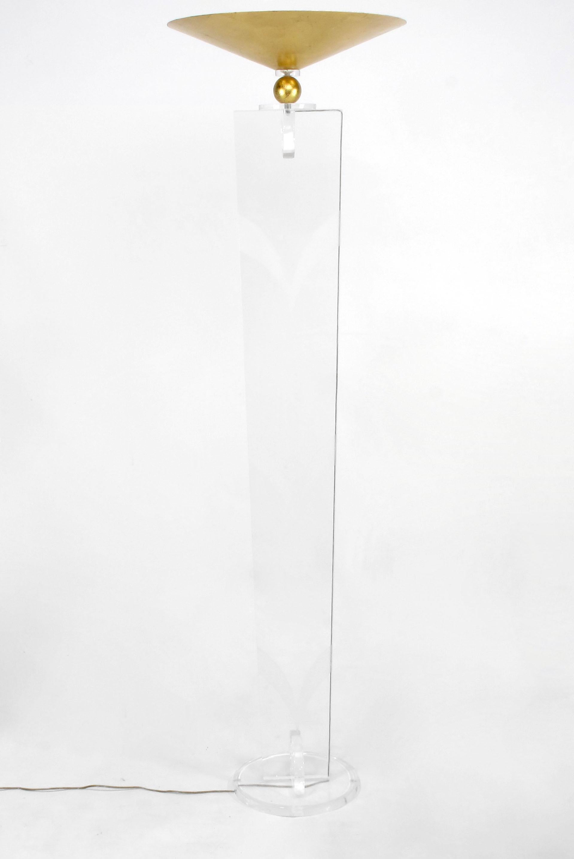 Zwei hohe und elegante Lucite-Fackeln mit vergoldeten Metallschirmen des Lucite-Künstlers Hivo Van Teal. Konisch zulaufende Körper mit geätzten, stilisierten Chevron-Mustern und vergoldeten Metallkugeln, die zu umgekehrt vergoldeten Metallschirmen
