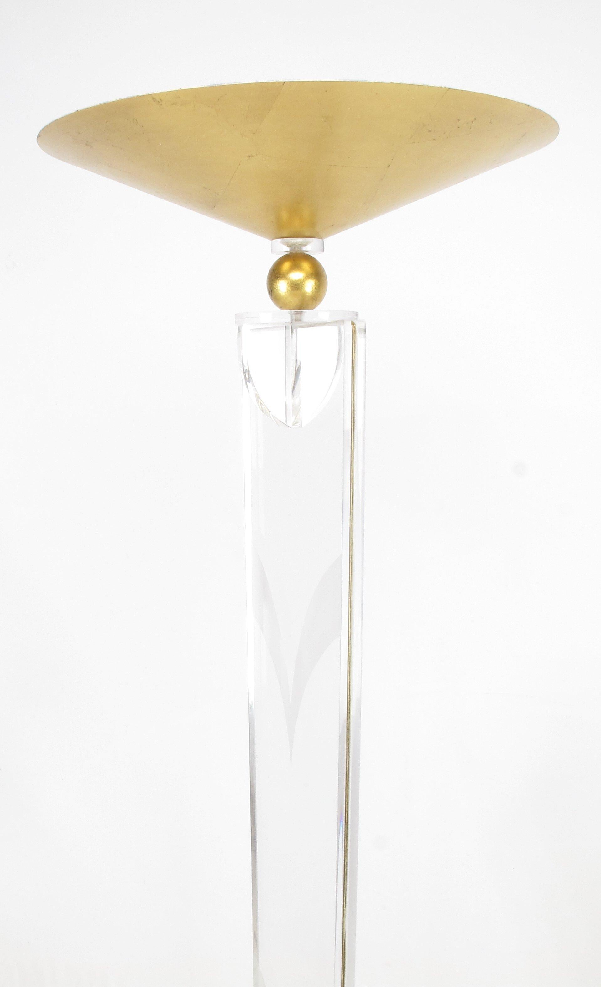 Paar elegante Art-Déco-Revival-Lucite-Torchieres von Hivo Van Teal (Vergoldet) im Angebot