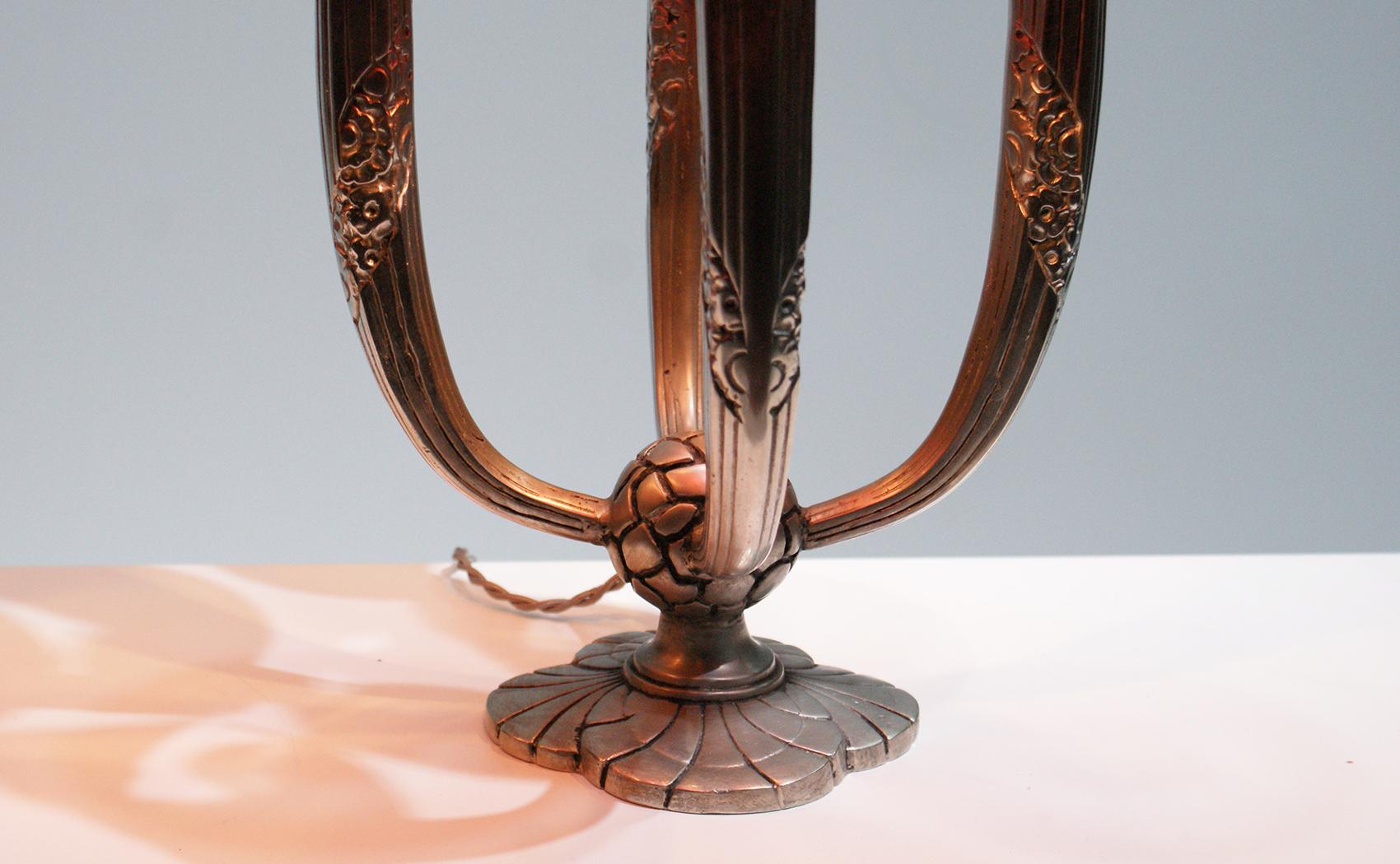 Paire de lampes de table Art Déco ayant quatre bras de lumières courbés en bronze nickelé à motif floral, supportant quatre abat-jour plissés de forme 