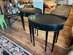Paire d'élégantes tables d'appoint ovales laquées noires signées Barbara Barry