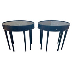 Paire d'élégantes tables d'appoint ovales laquées noires signées Barbara Barry
