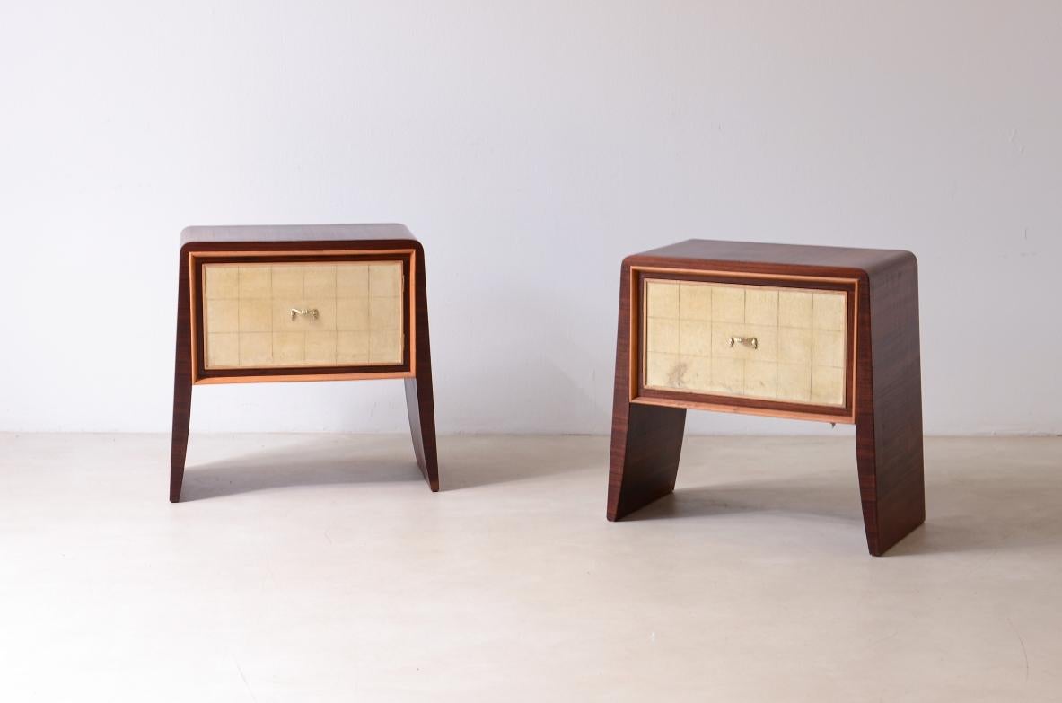 COD-2745
Attr. Paolo Buffa

Zwei elegante Nachttische mit pyramidenförmigen Ständern und einer pergamentbezogenen Tür mit geometrischem Muster und Messinggriff.

Italienische Herstellung, ca. 1940.

60x35xh50
