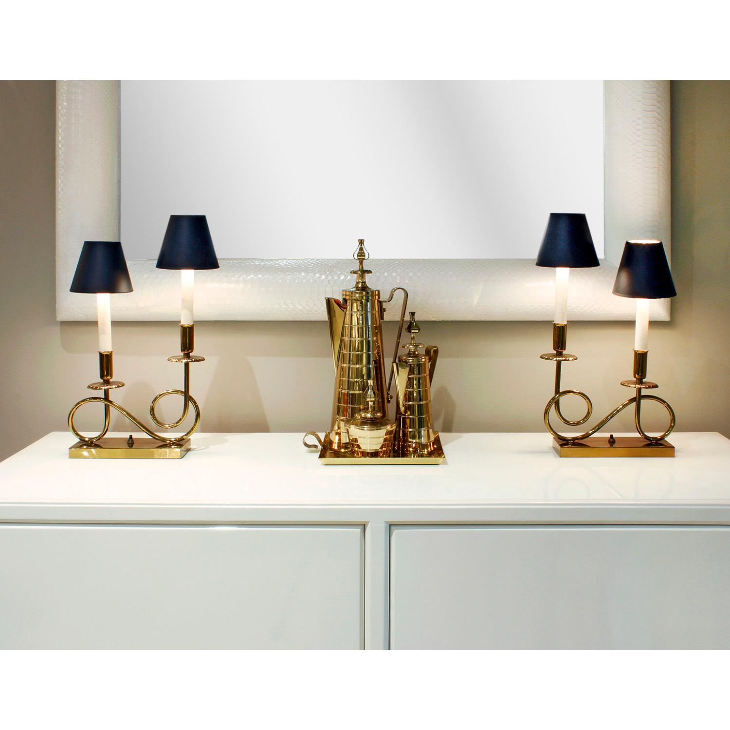 Pair of Elegant Brass Lamps in the Manner of Tommi Parzinger 1950s In Excellent Condition For Sale In New York, NY
