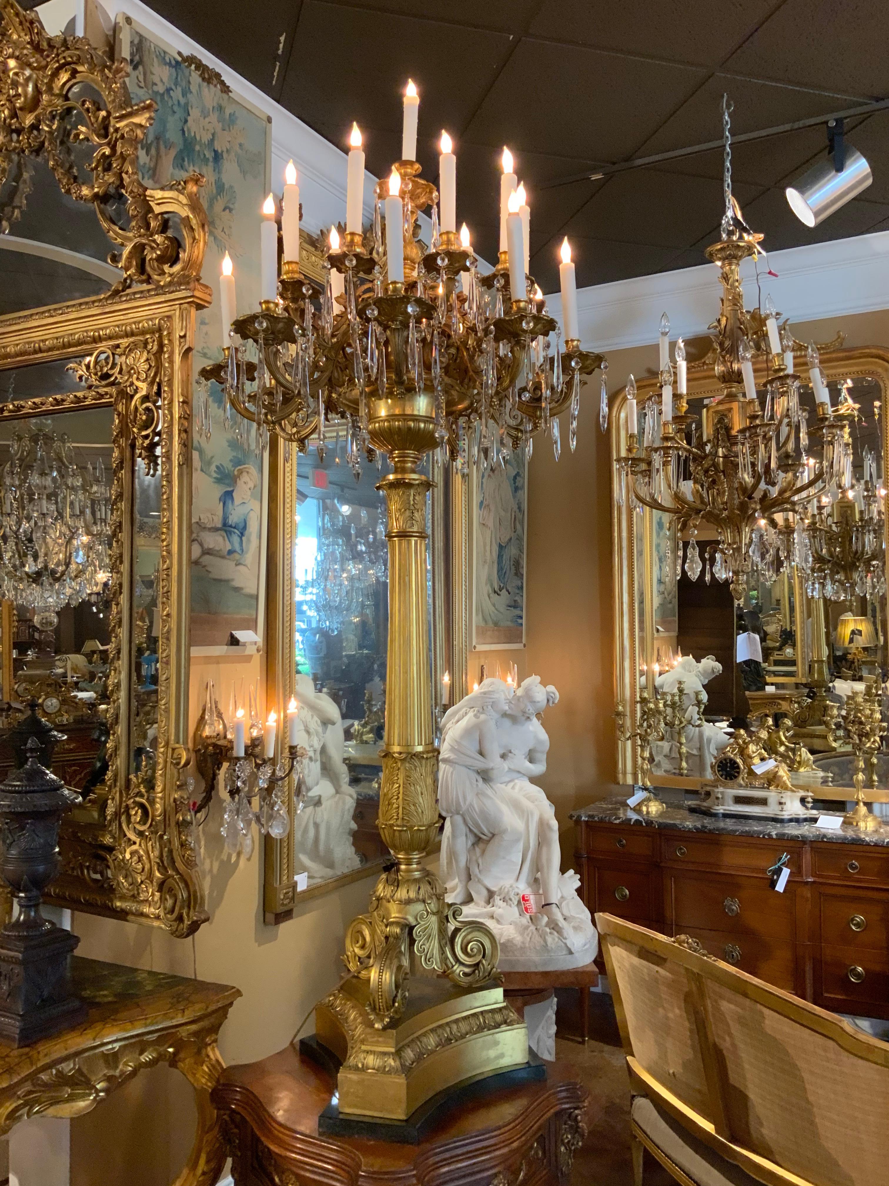 Français Paire d'élégantes torchères de style palais en bronze doré et cristal, désormais élégantes en vente