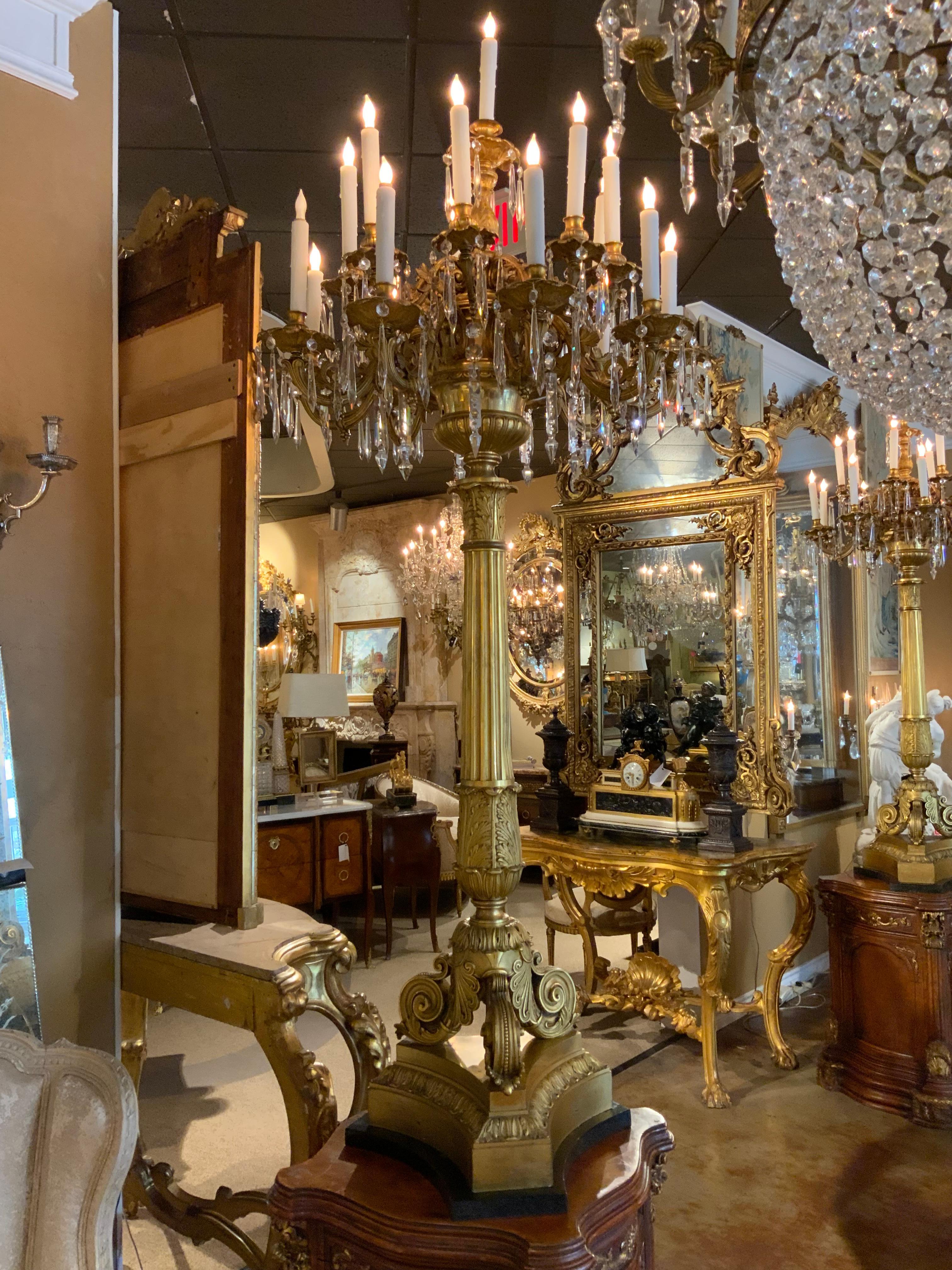 XIXe siècle Paire d'élégantes torchères de style palais en bronze doré et cristal, désormais élégantes en vente