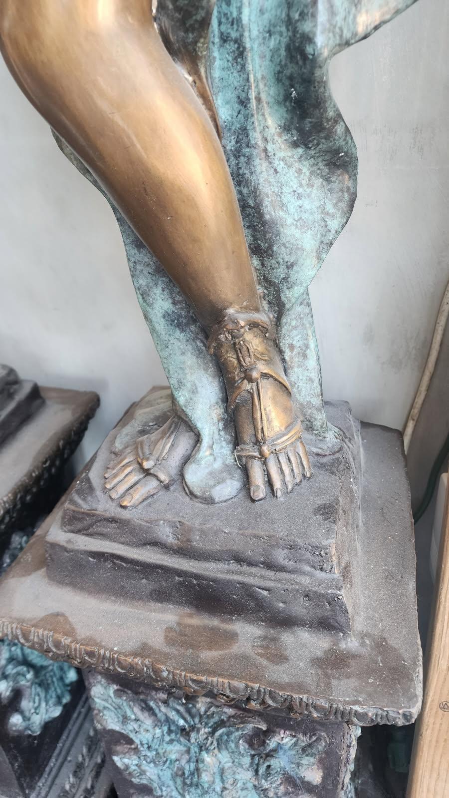 Coppia di eleganti sculture in bronzo in vendita 4