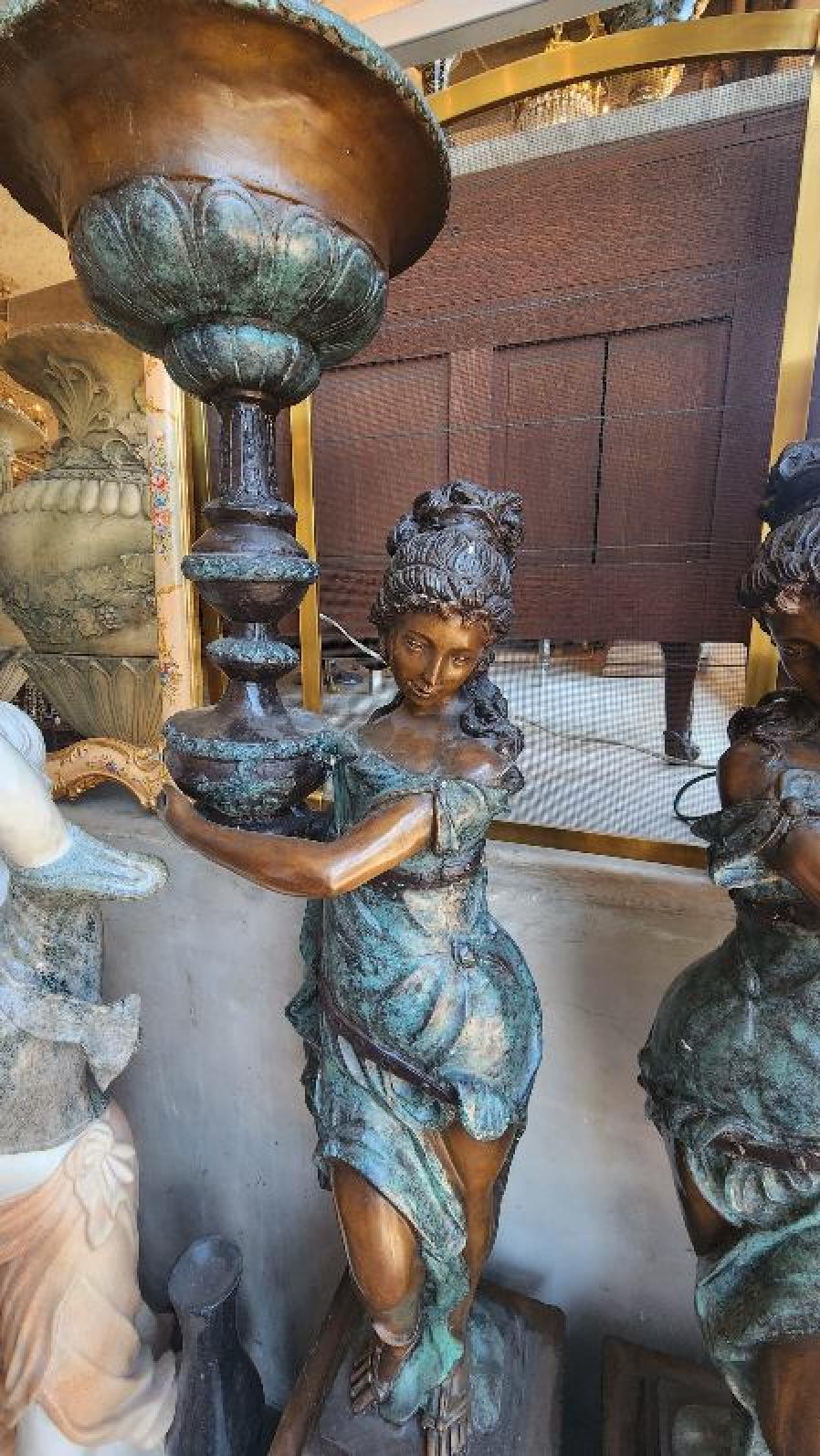 Coppia di eleganti sculture in bronzo in vendita 1