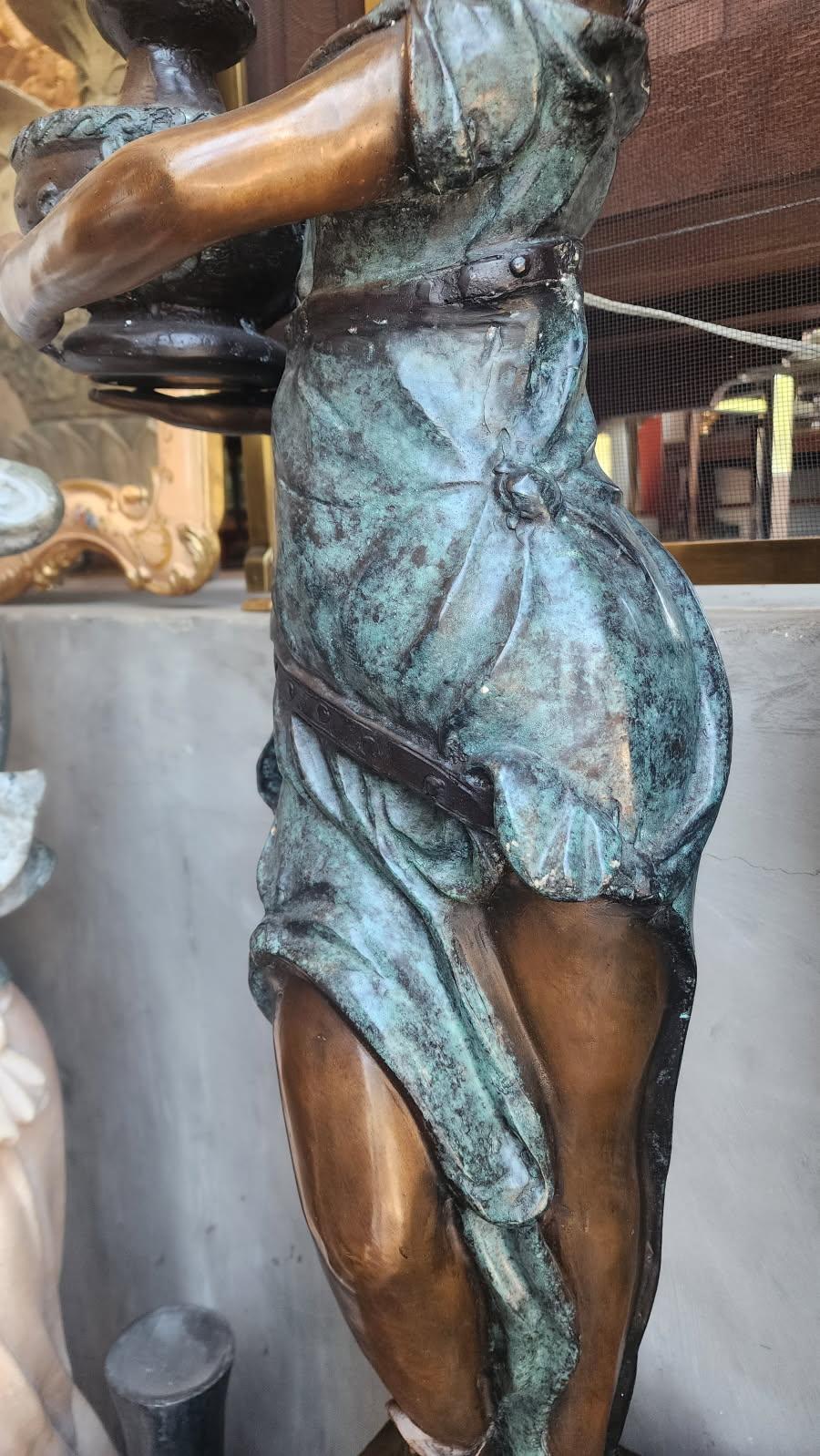 Coppia di eleganti sculture in bronzo in vendita 3