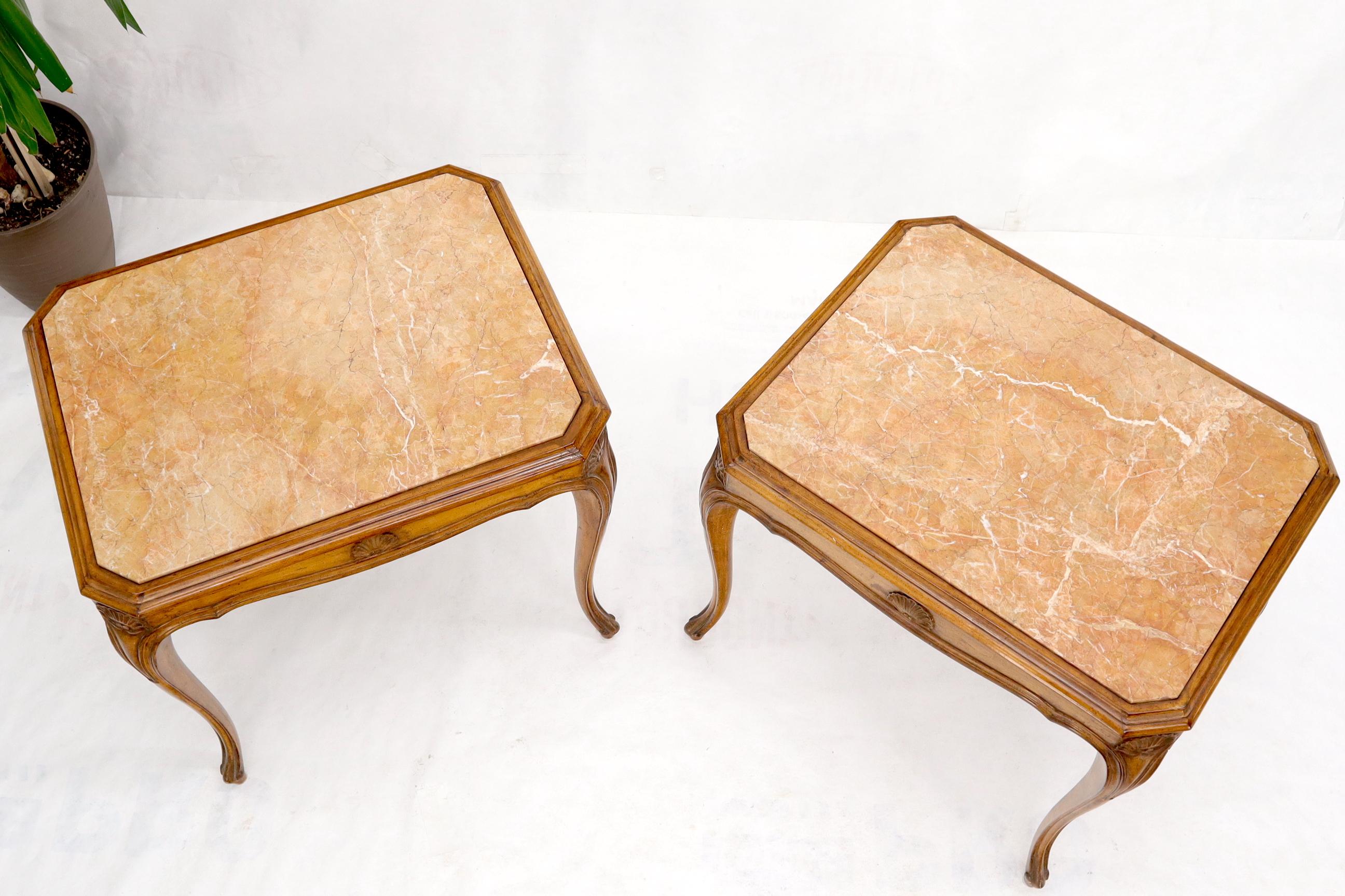 Lacquered Pair of Elegant Carved Wood Rouge Marge Top End Lamp Tables Stands