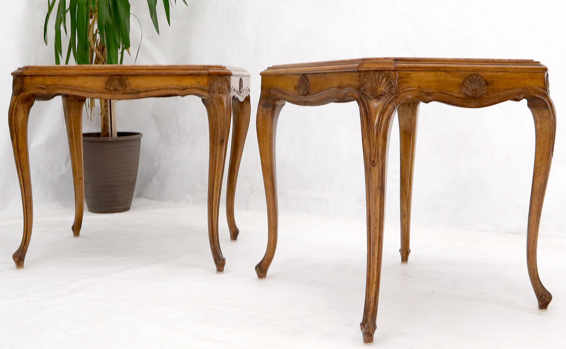 Pair of Elegant Carved Wood Rouge Marge Top End Lamp Tables Stands In Good Condition In Rockaway, NJ