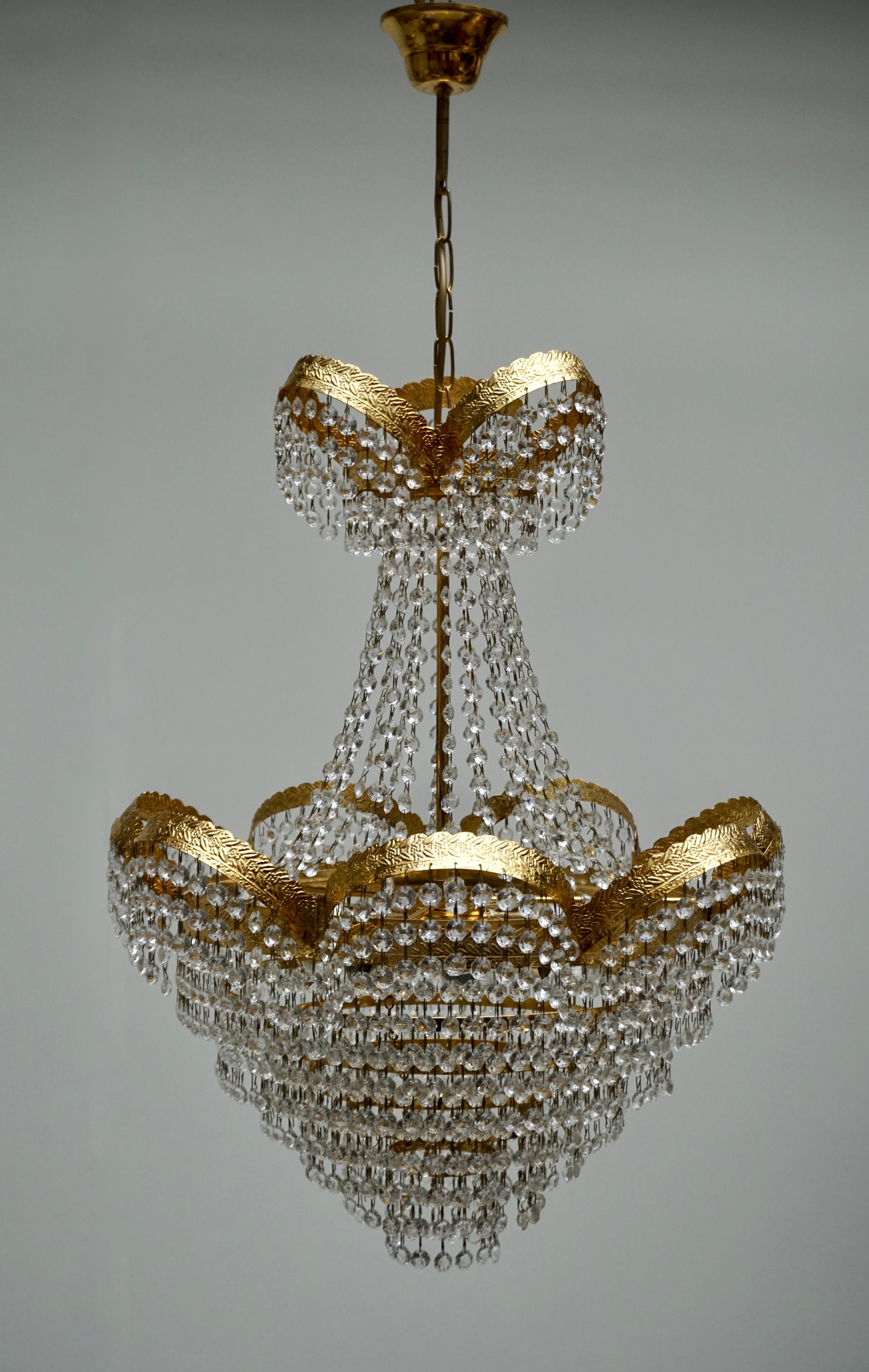 20ième siècle Un élégant lustre en cristal et laiton en vente