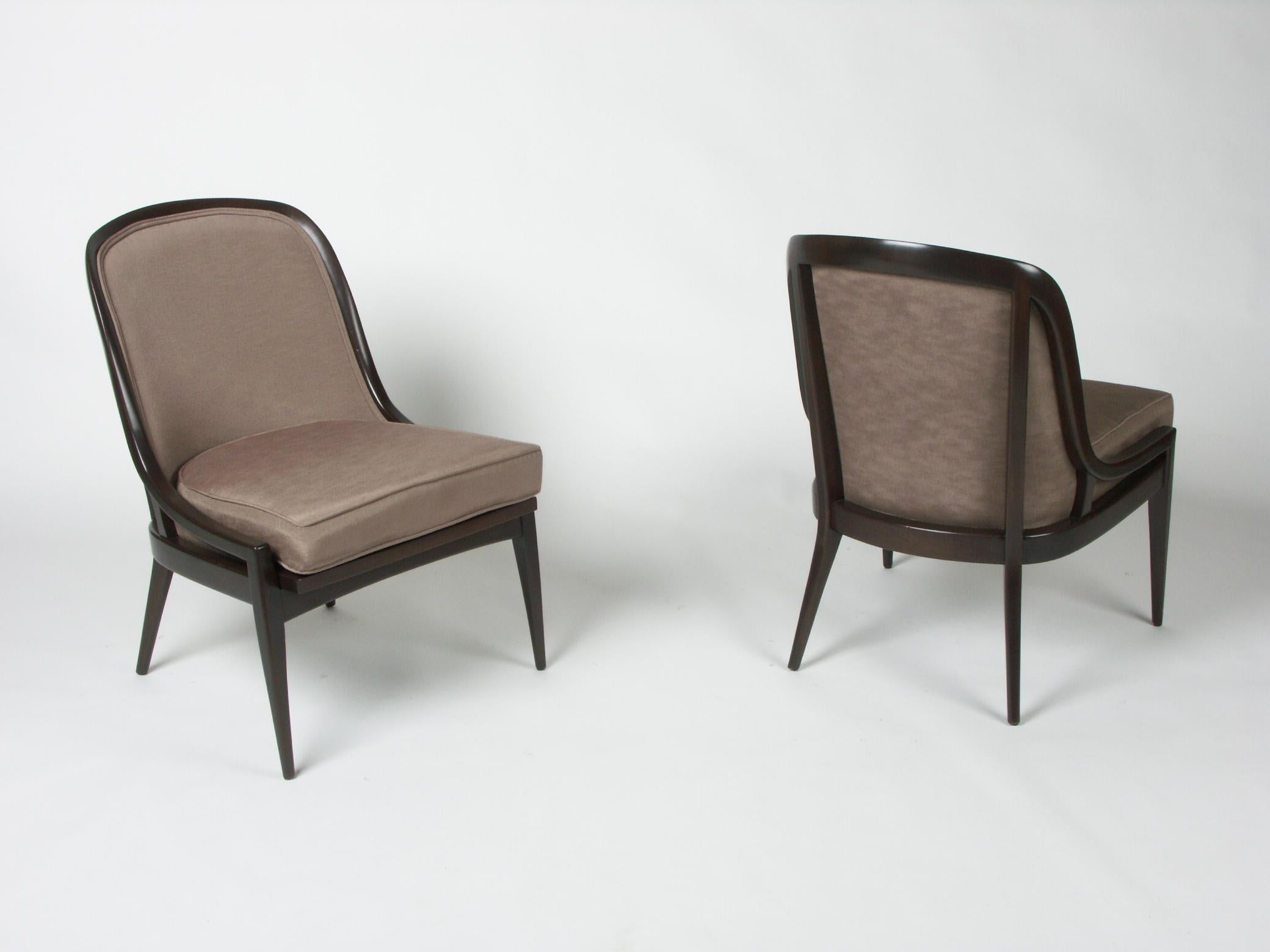 Paar elegante Beistellstühle mit geschwungener Rückenlehne aus dunklem Nussbaumholz von Baker-Midcentury  (amerikanisch) im Angebot