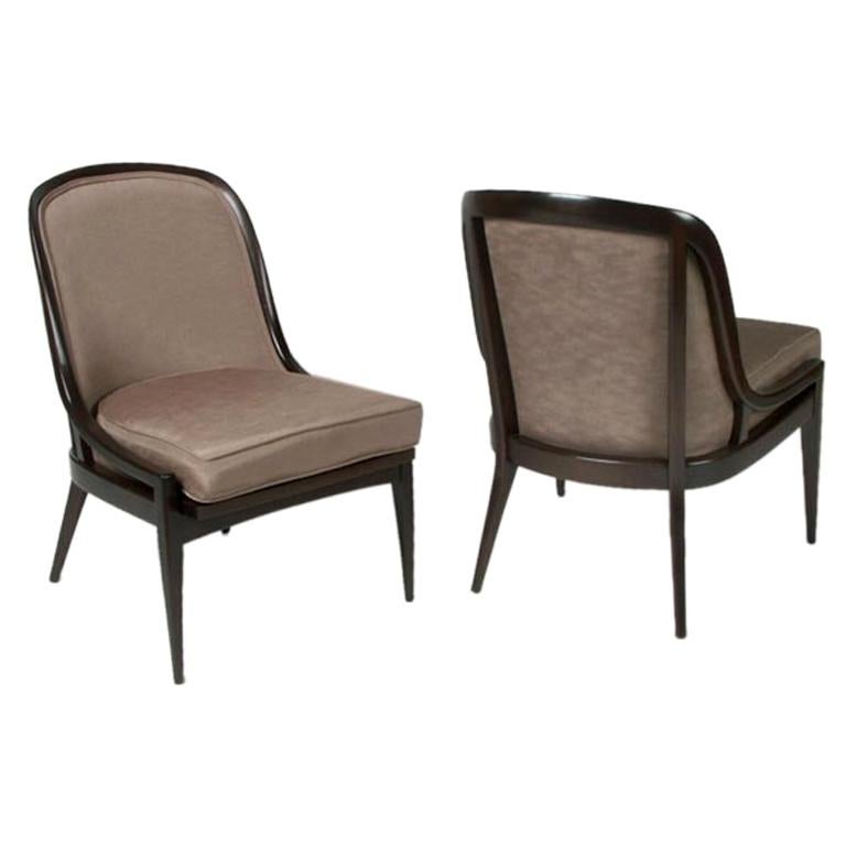 Paar elegante Beistellstühle mit geschwungener Rückenlehne aus dunklem Nussbaumholz von Baker-Midcentury  im Angebot