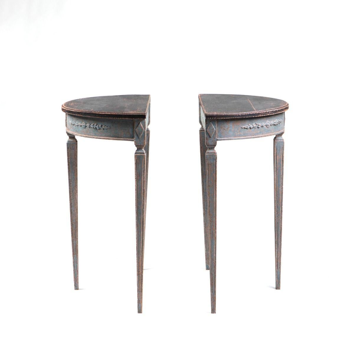 Suédois Paire d'élégantes tables console Demi lune, style Gustavien, Suède en vente