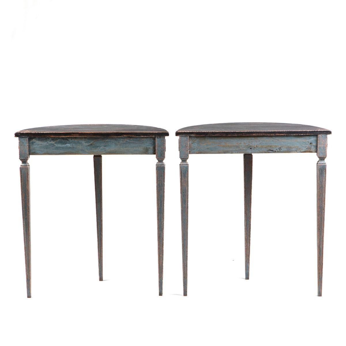Peint Paire d'élégantes tables console Demi lune, style Gustavien, Suède en vente