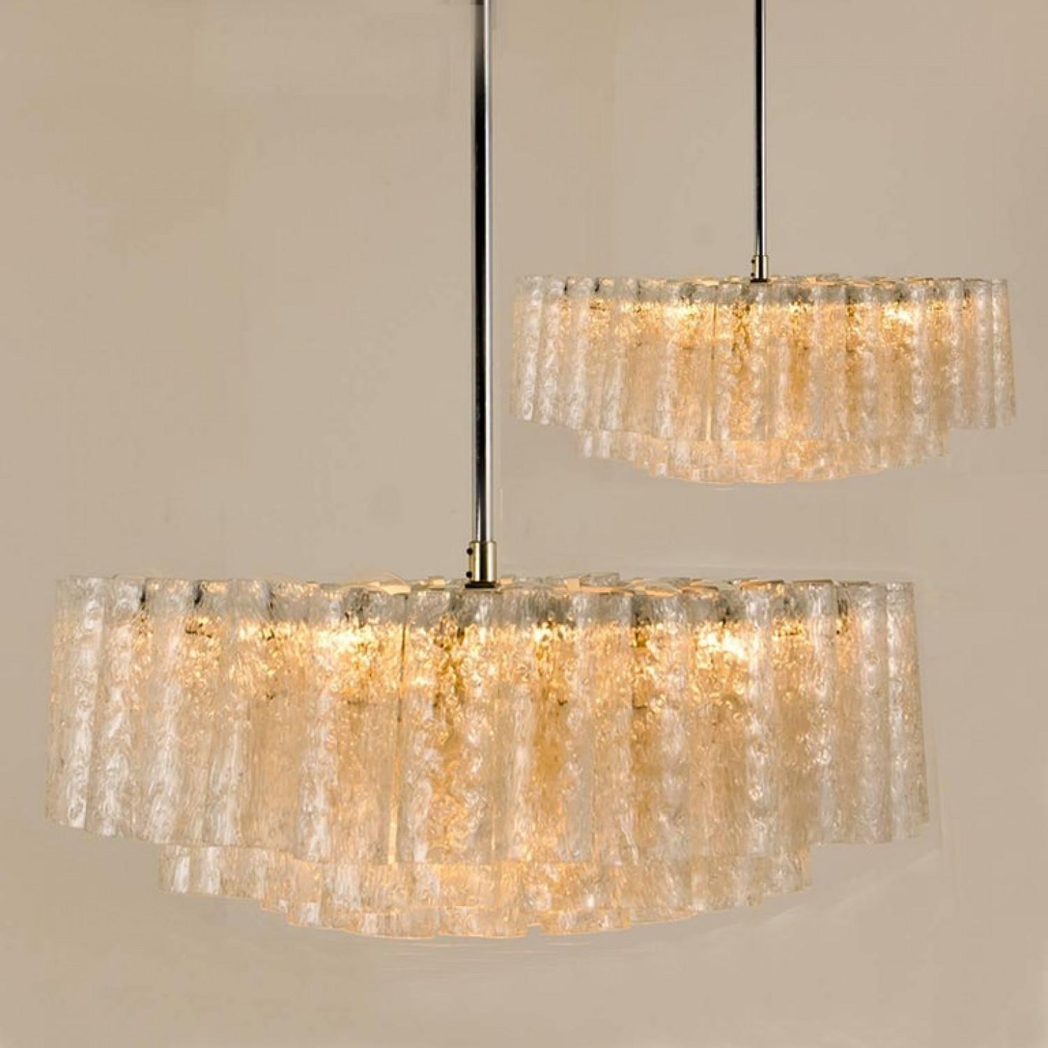 Elegante Doria-Kronleuchter, 60 Glasröhren, 1960er Jahre, Paar (Österreichisch) im Angebot