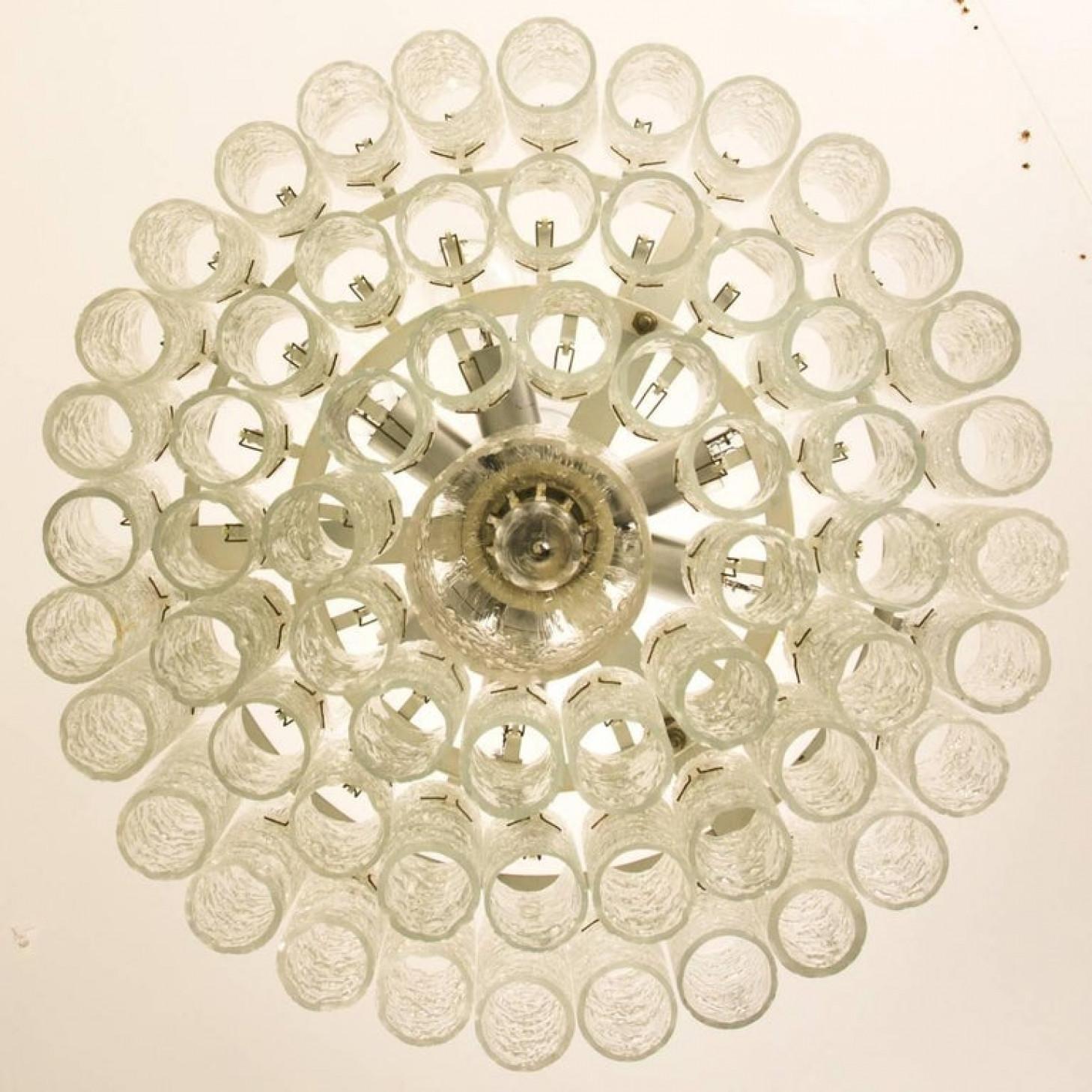 Elegante Doria-Kronleuchter, 60 Glasröhren, 1960er Jahre, Paar (Stahl) im Angebot