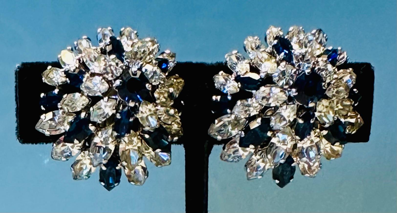 Paar elegante Ohrringe in blauem und klarem Kristall von Christian Dior aus den frühen 1960er Jahren (Moderne der Mitte des Jahrhunderts) im Angebot