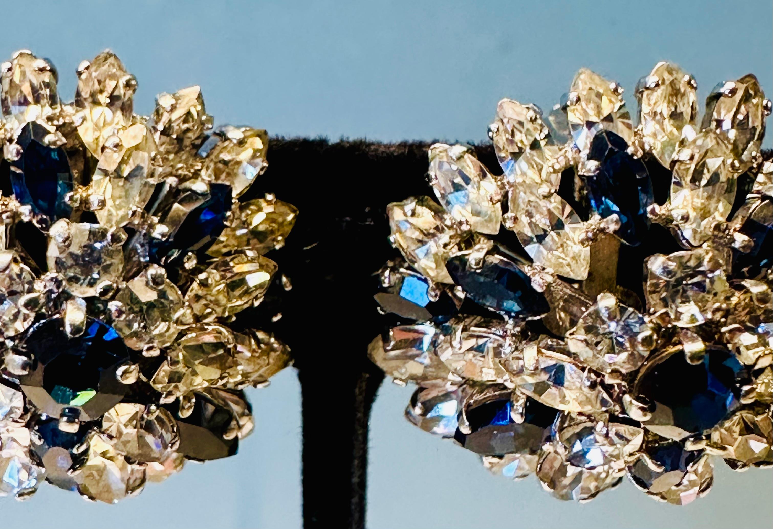 Paar elegante Ohrringe in blauem und klarem Kristall von Christian Dior aus den frühen 1960er Jahren (Metall) im Angebot
