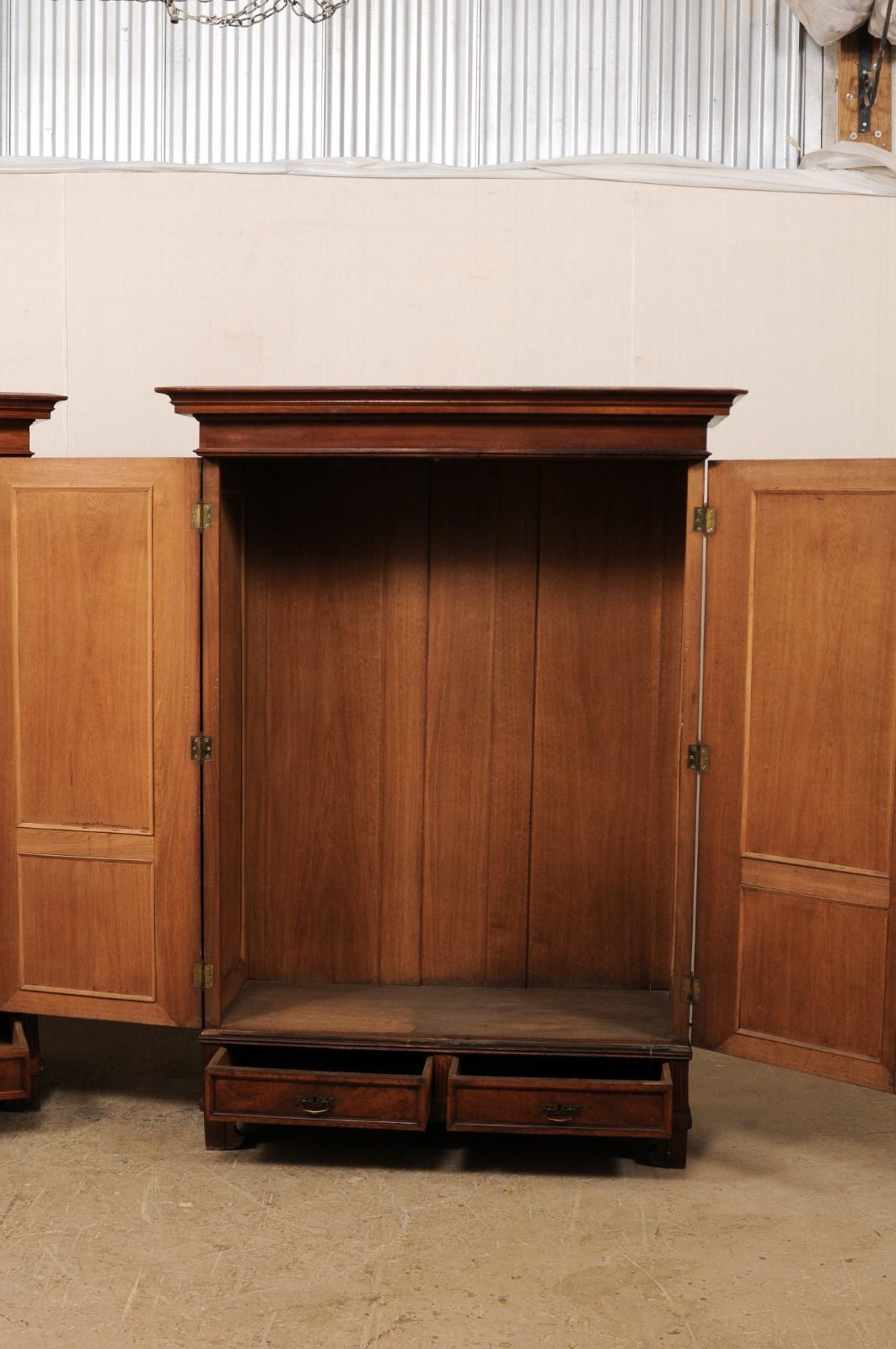 Paire d'élégantes armoires Art Nouveau suédoises en bois sculpté du début du 20e siècle en vente 5