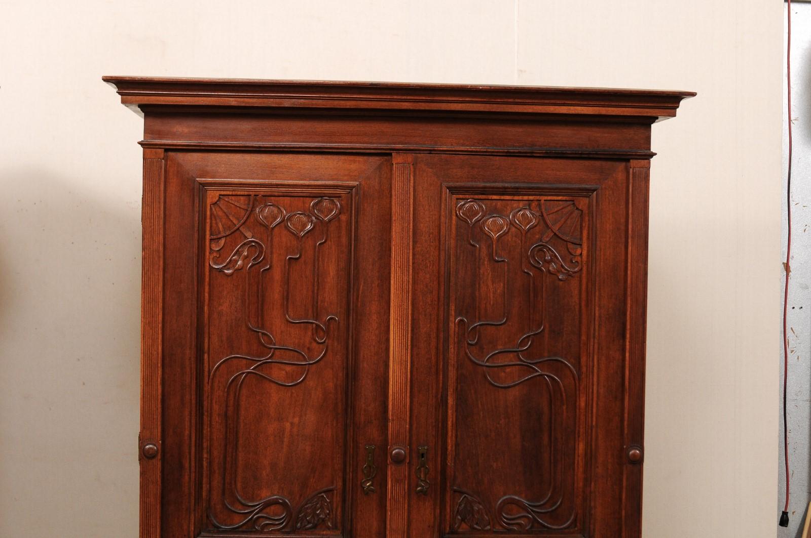 Paire d'élégantes armoires Art Nouveau suédoises en bois sculpté du début du 20e siècle Bon état - En vente à Atlanta, GA