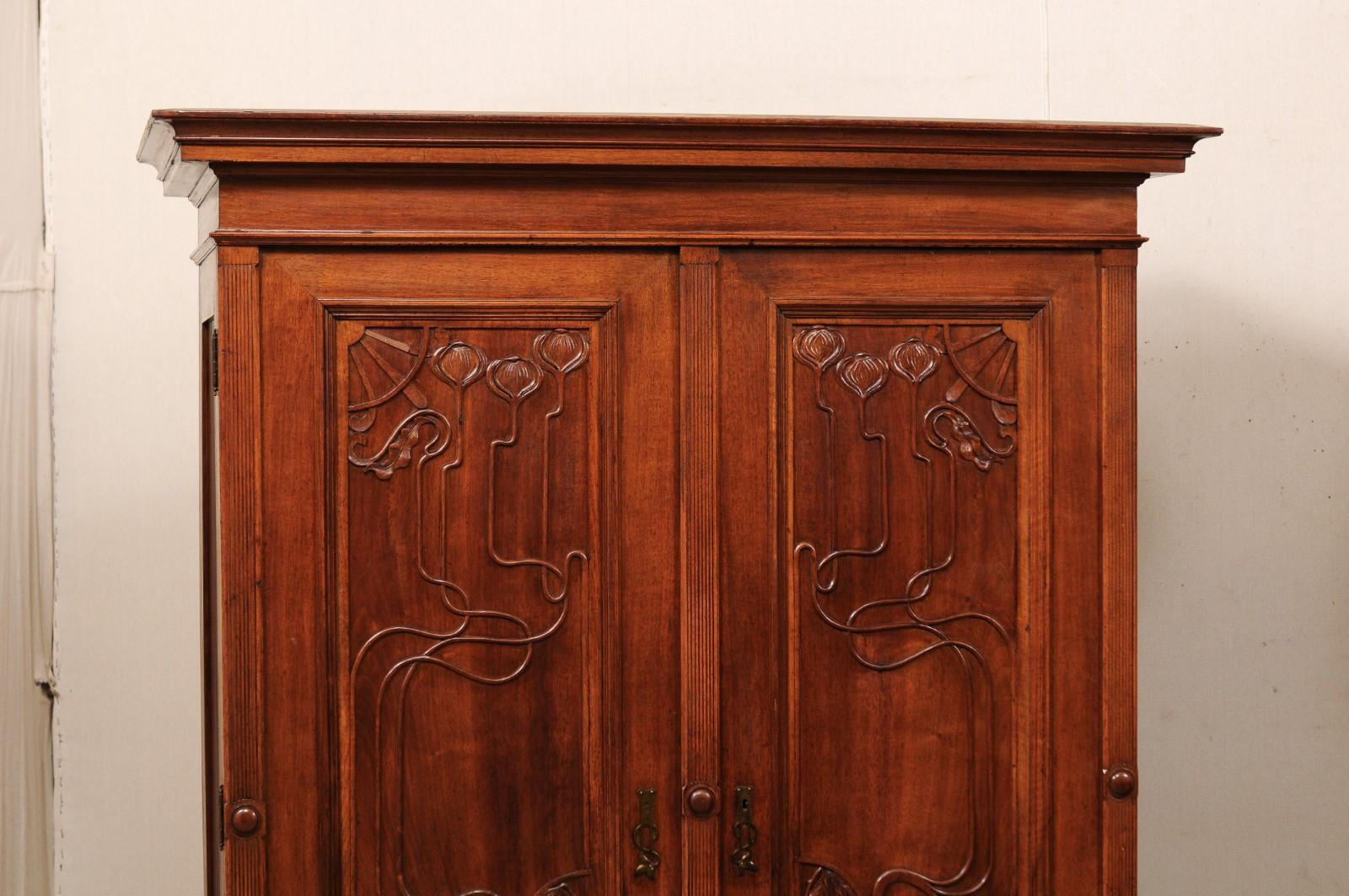 Paire d'élégantes armoires Art Nouveau suédoises en bois sculpté du début du 20e siècle en vente 1