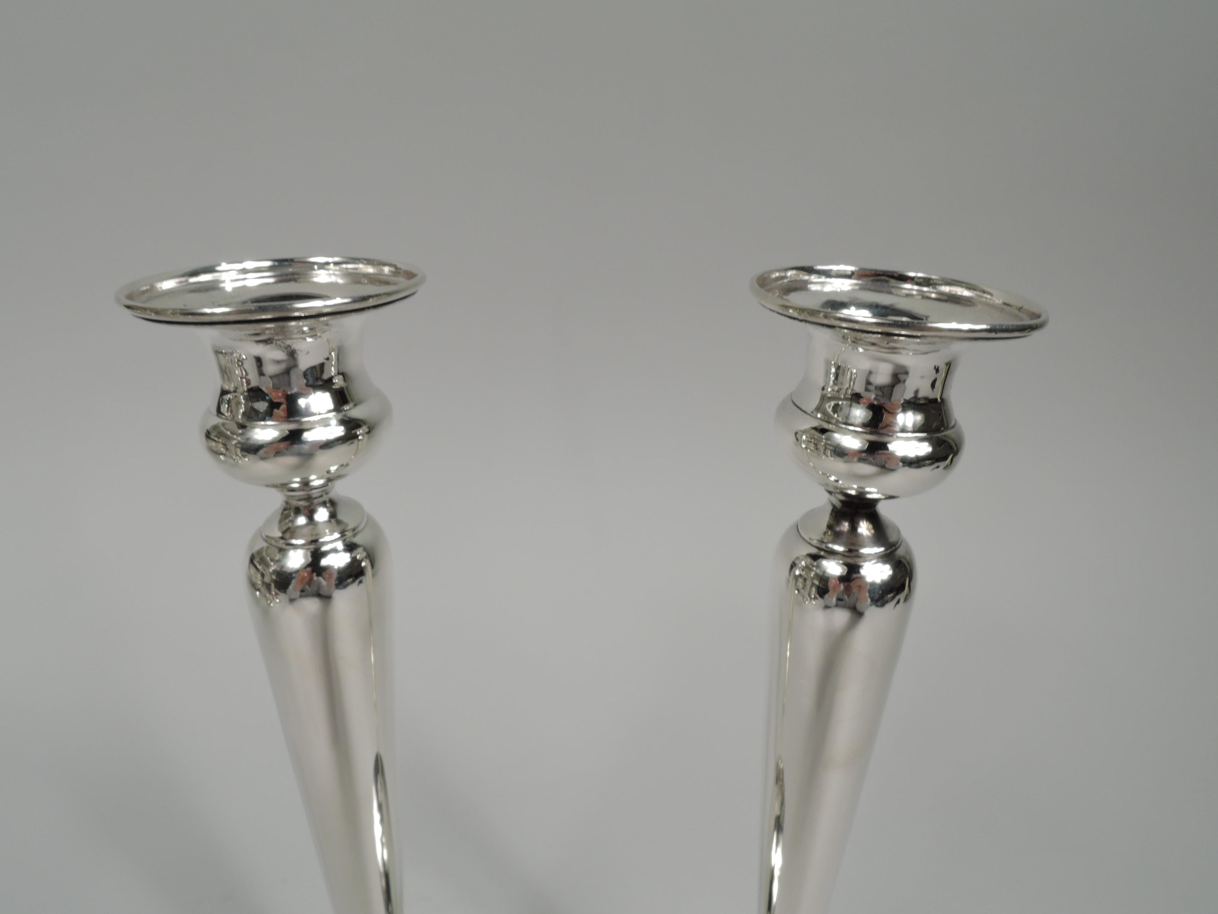 Pair of elegant Edwardian Modern Georgian sterling silver candlesticks. Made by La Pierre Mfg. Co. (part of International) in Newark, ca 1920. Each: Bellied socket on tapering columnar shaft on round and raised foot. Fully marked including maker’s