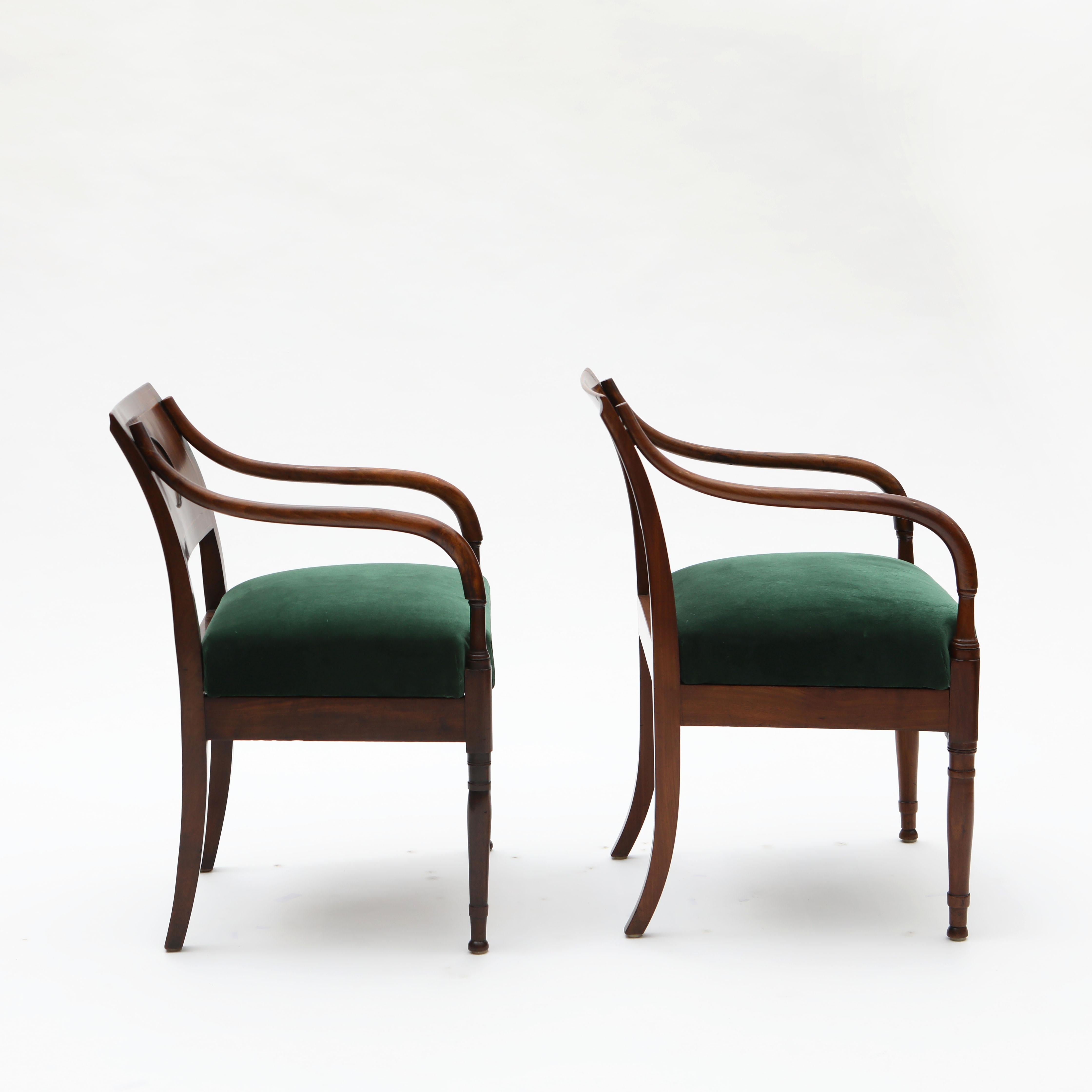 Una coppia di eleganti poltrone Eleg realizzate in mogano cubano e caratterizzate da dettagli classici dell'epoca.
Gli schienali presentano un incavo ovale, ornato da intarsi a linee in legno di raso e acero.
I binari anteriori sono decorati con