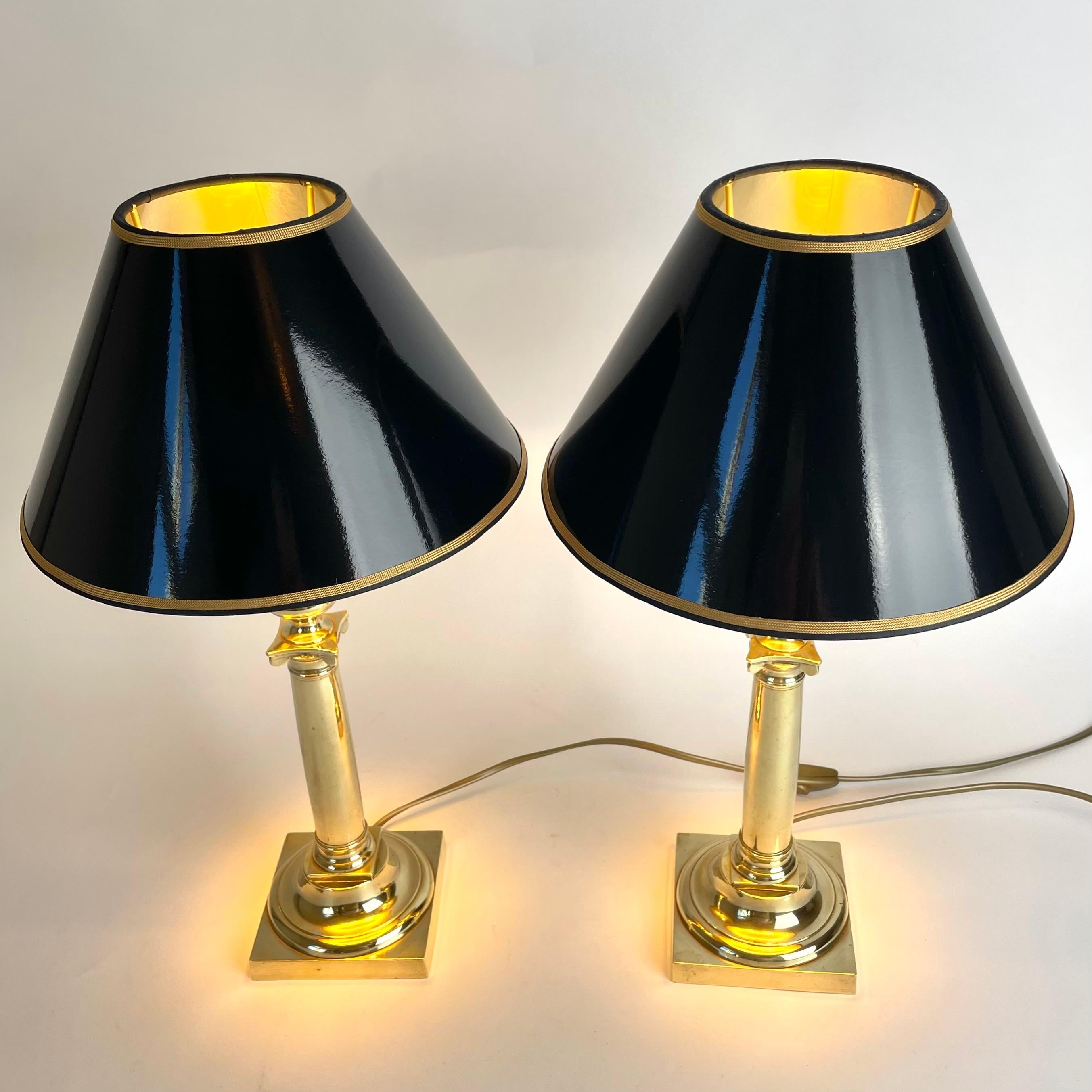 Paire d'élégantes lampes de table Empire en bronze. Début du 19e siècle Bon état - En vente à Knivsta, SE