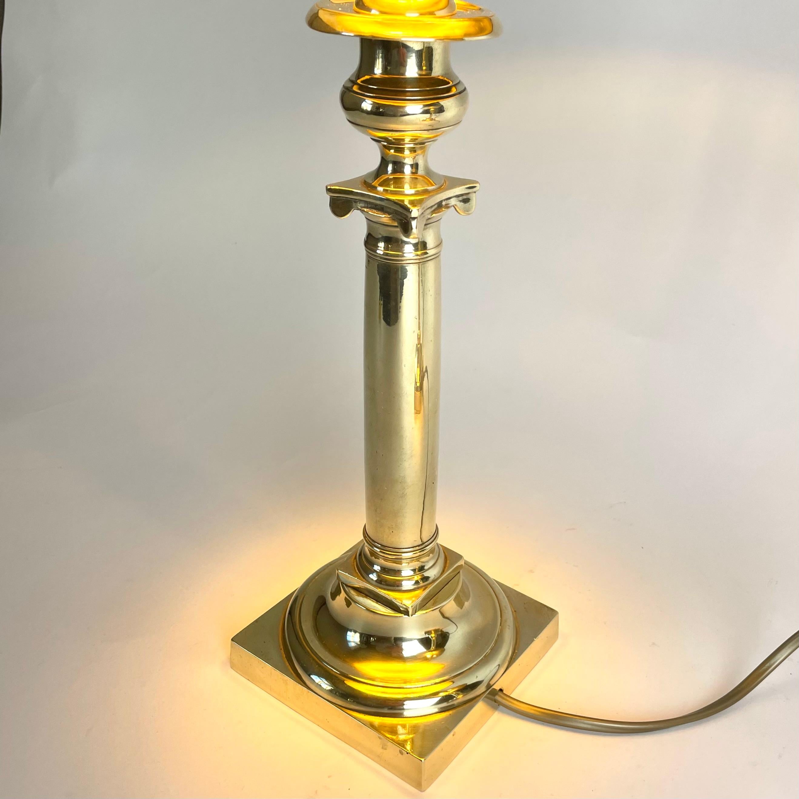 Paire d'élégantes lampes de table Empire en bronze. Début du 19e siècle en vente 2