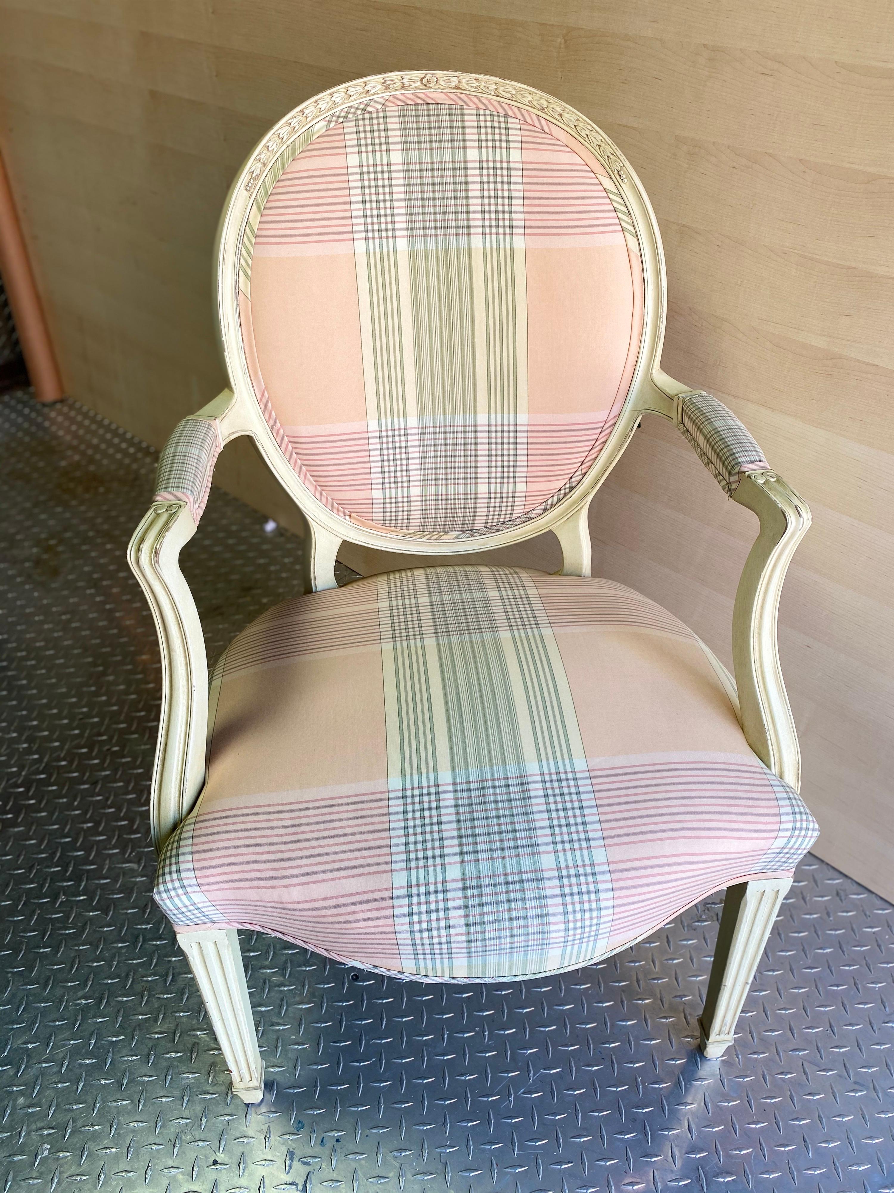 Coppia di eleganti fauteuil francesi di pregio con tappezzeria rosa e menta in vendita 5