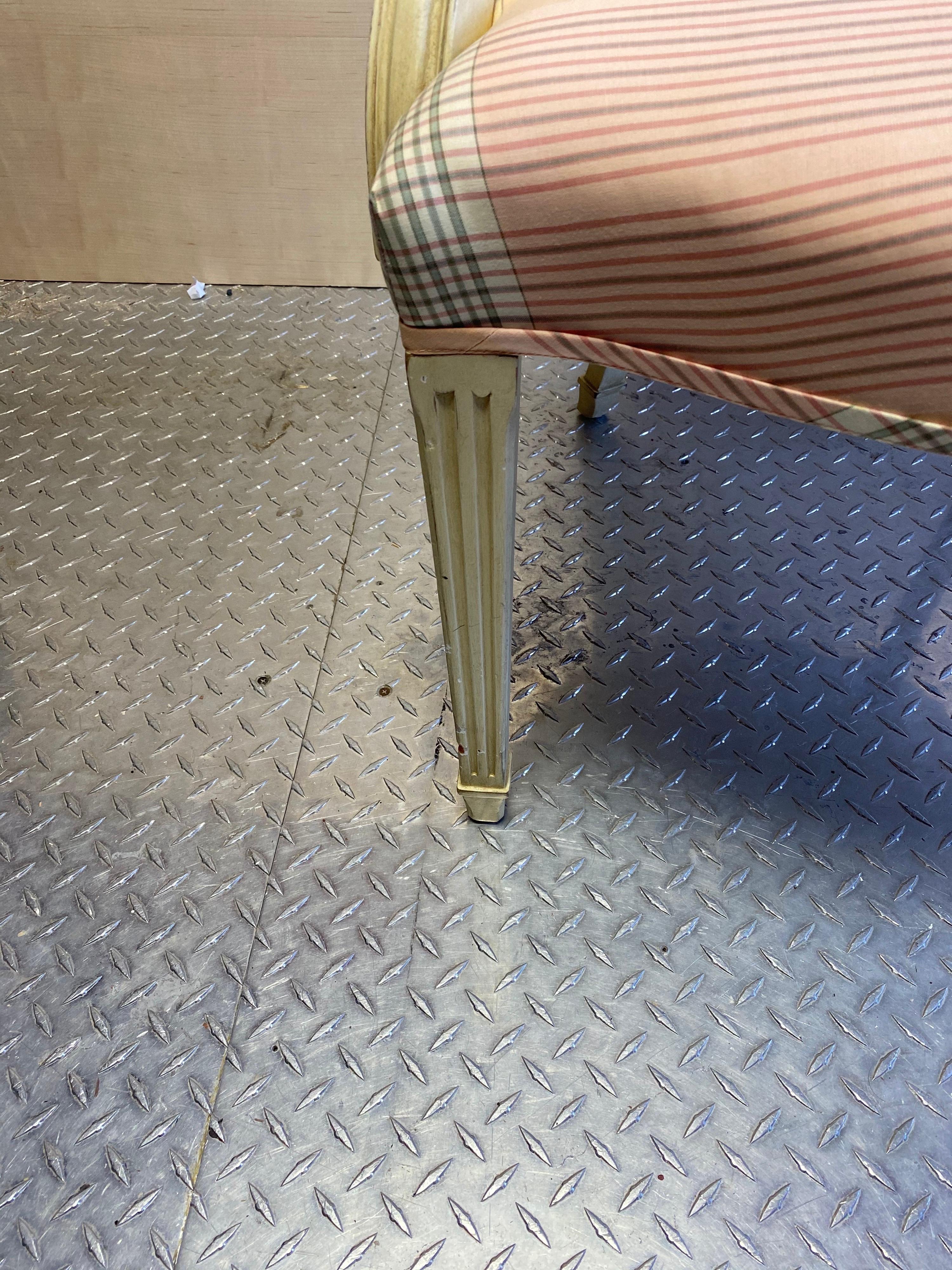 Coppia di eleganti fauteuil francesi di pregio con tappezzeria rosa e menta in vendita 9