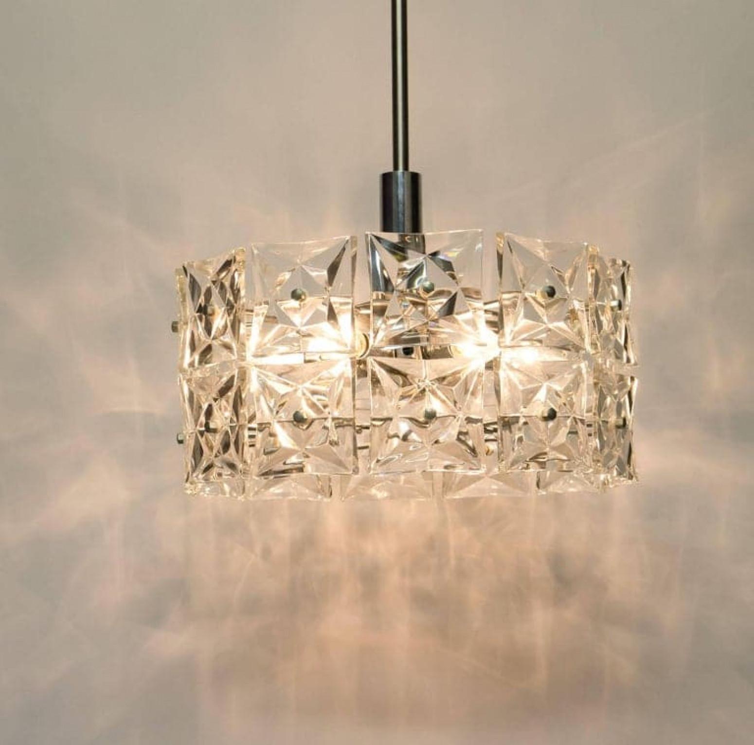 Cristallo Pair of Elegant Fine Modern Kinkeldey Chandeliers, 1970 in vendita