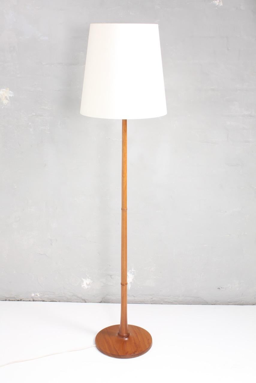 Pair of Elegant Floor Lamps by Esben Klint In Good Condition In Lejre, DK