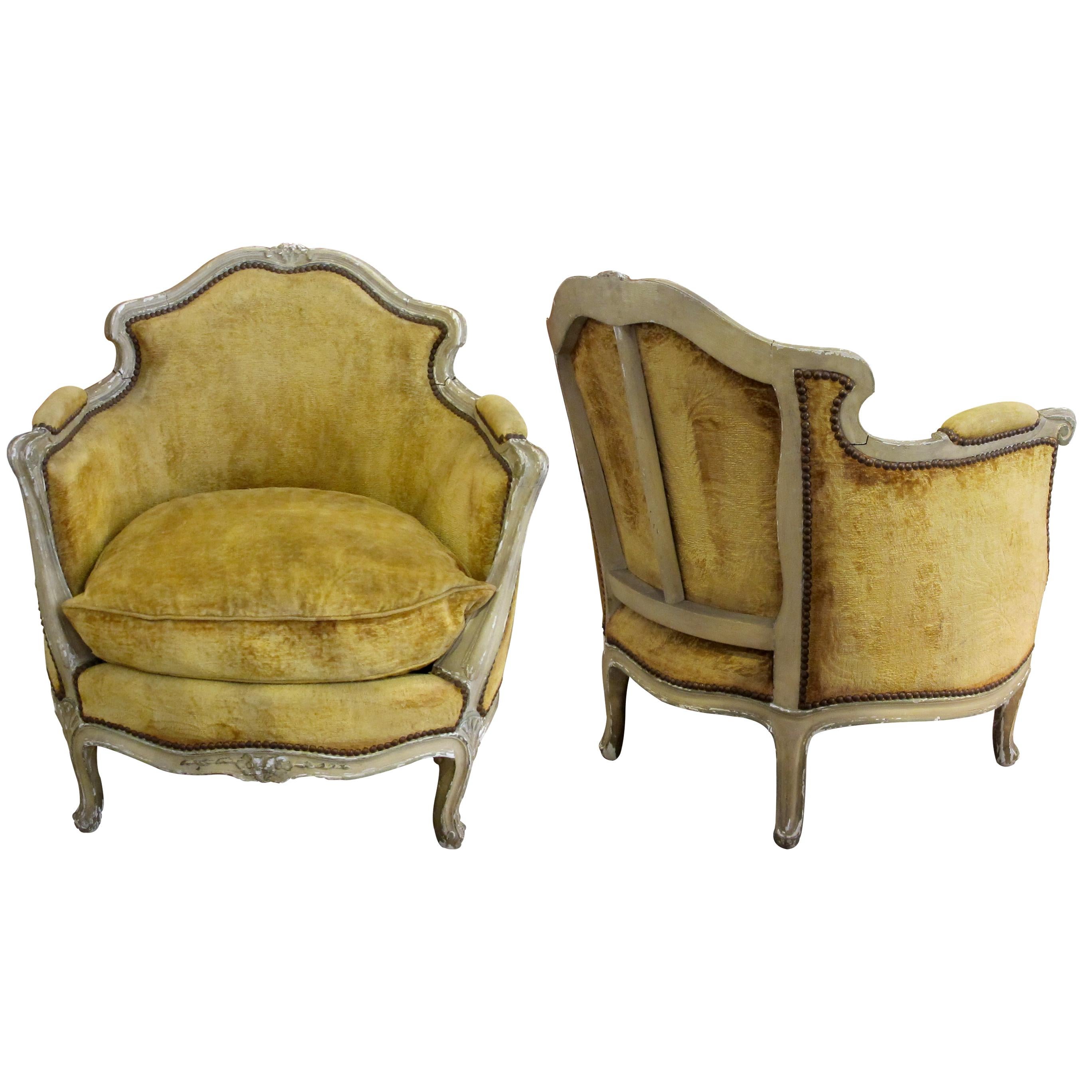 A very elegant pair of 1910/1920s French Louis XV style small bergères armchairs with painted frames. The armchairs are in great condition, they have acquired a beautiful patina commensurate with their age and have also retained their original