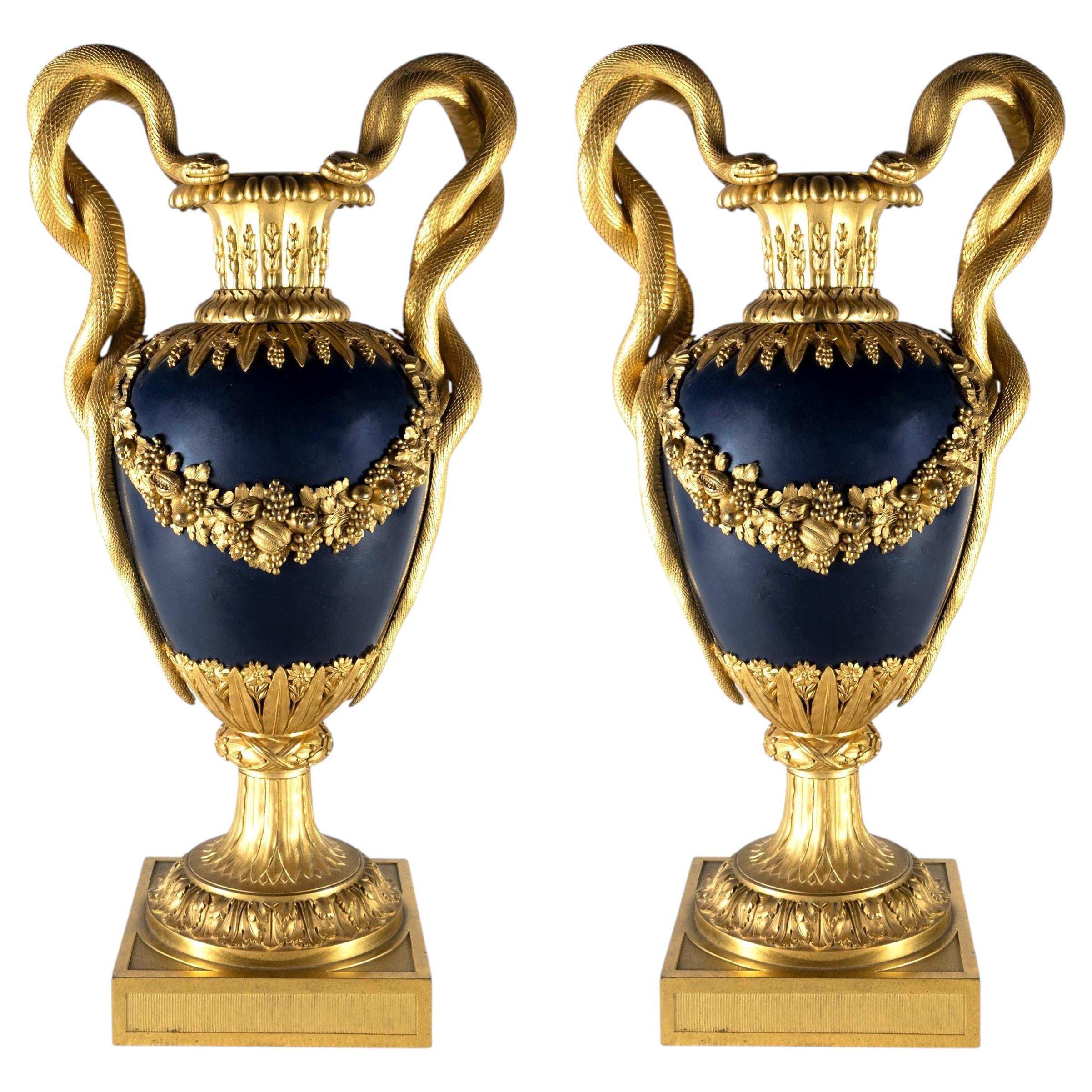 Pareja de elegantes jarrones balaustres franceses de bronce dorado , firmados Henri Dasson 1882 en venta