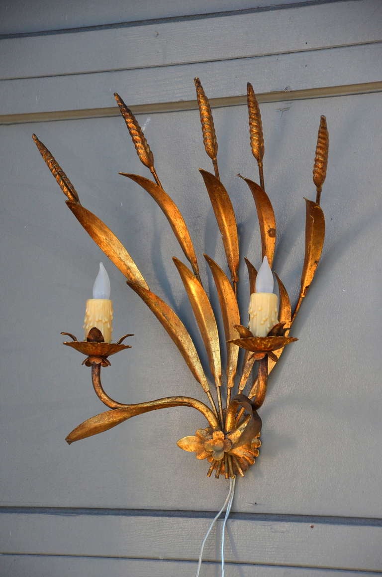 Francese Coppia di eleganti lampade francesi in metallo dorato in vendita