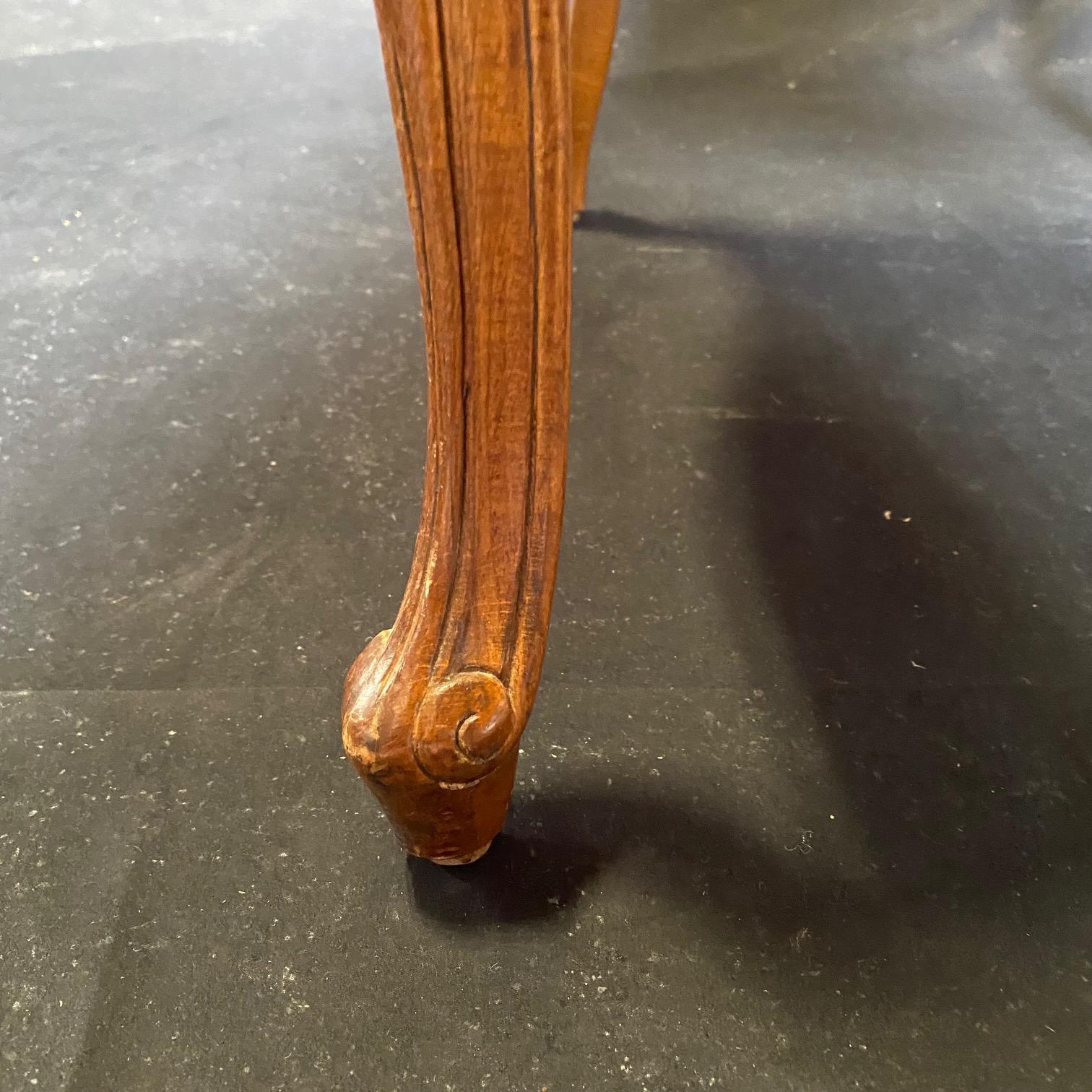 Paar elegante französische Louis-XV-Sessel aus Nussbaumholz  im Angebot 5