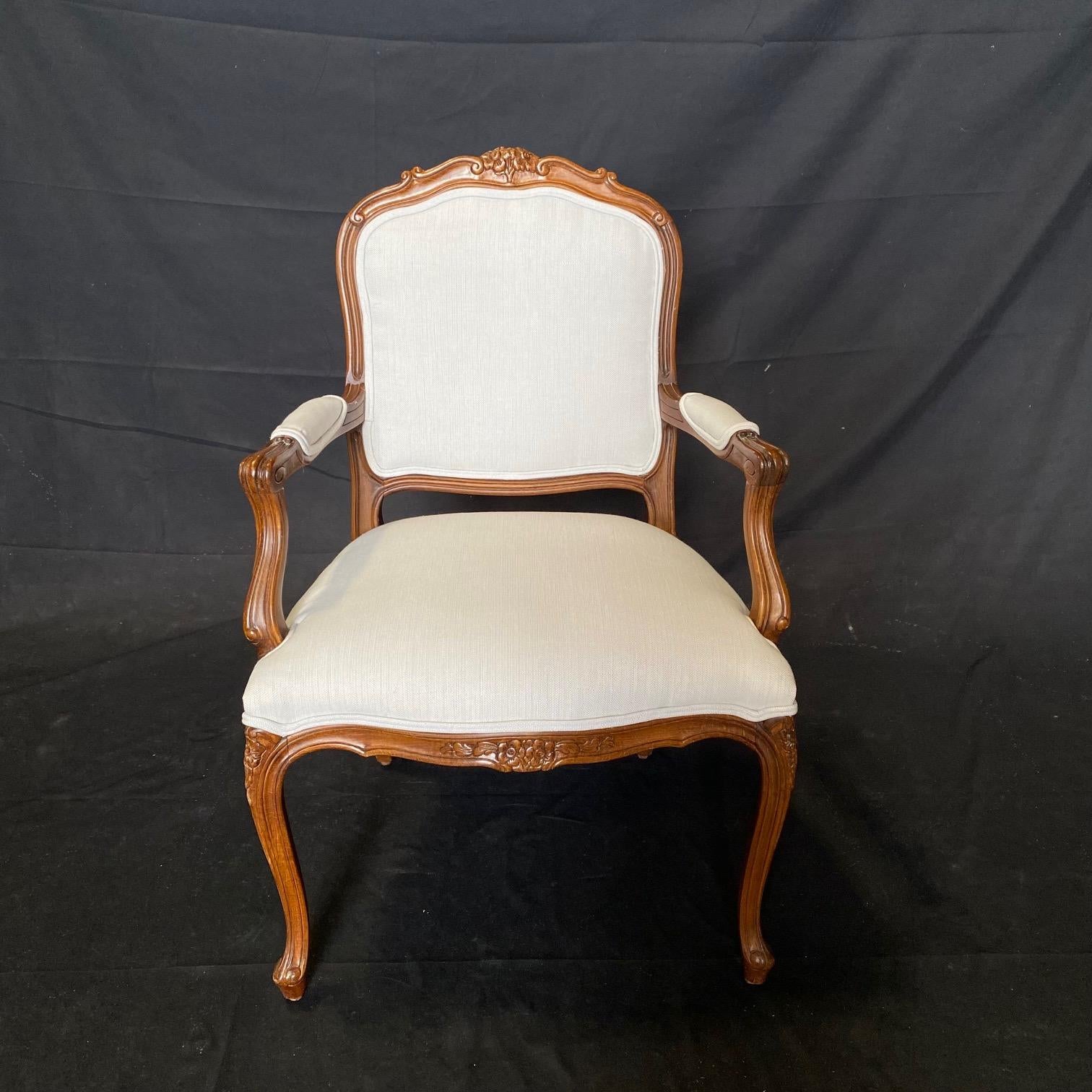 Paar elegante französische Louis-XV-Sessel aus Nussbaumholz  (Französisch) im Angebot