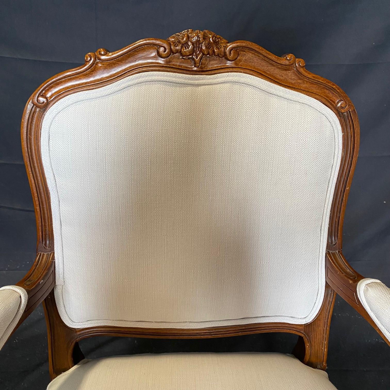 Tissu d'ameublement Paire d'élégants fauteuils Louis XV en noyer français  en vente