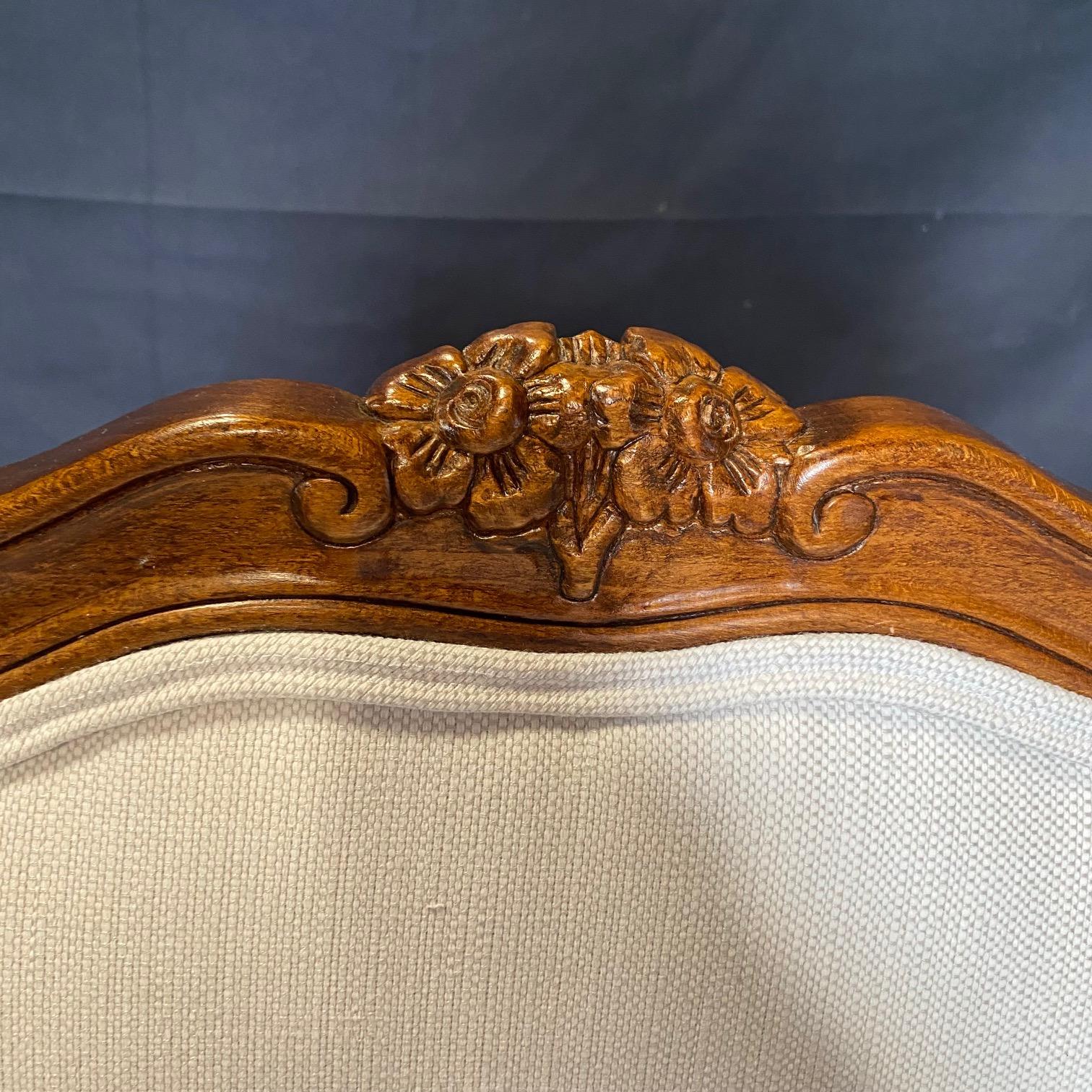 Paar elegante französische Louis-XV-Sessel aus Nussbaumholz  (Polster) im Angebot