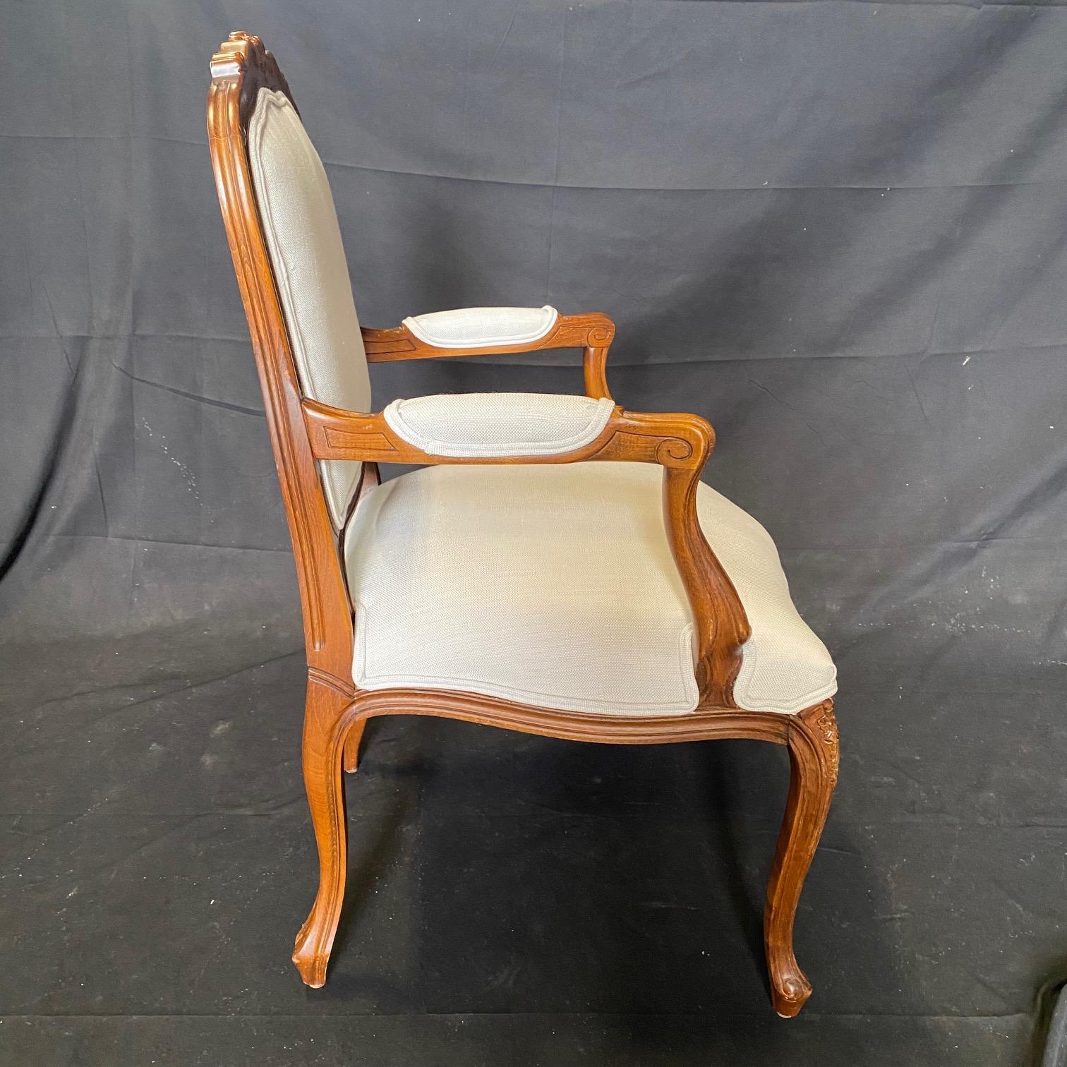 Paar elegante französische Louis-XV-Sessel aus Nussbaumholz  im Angebot 1