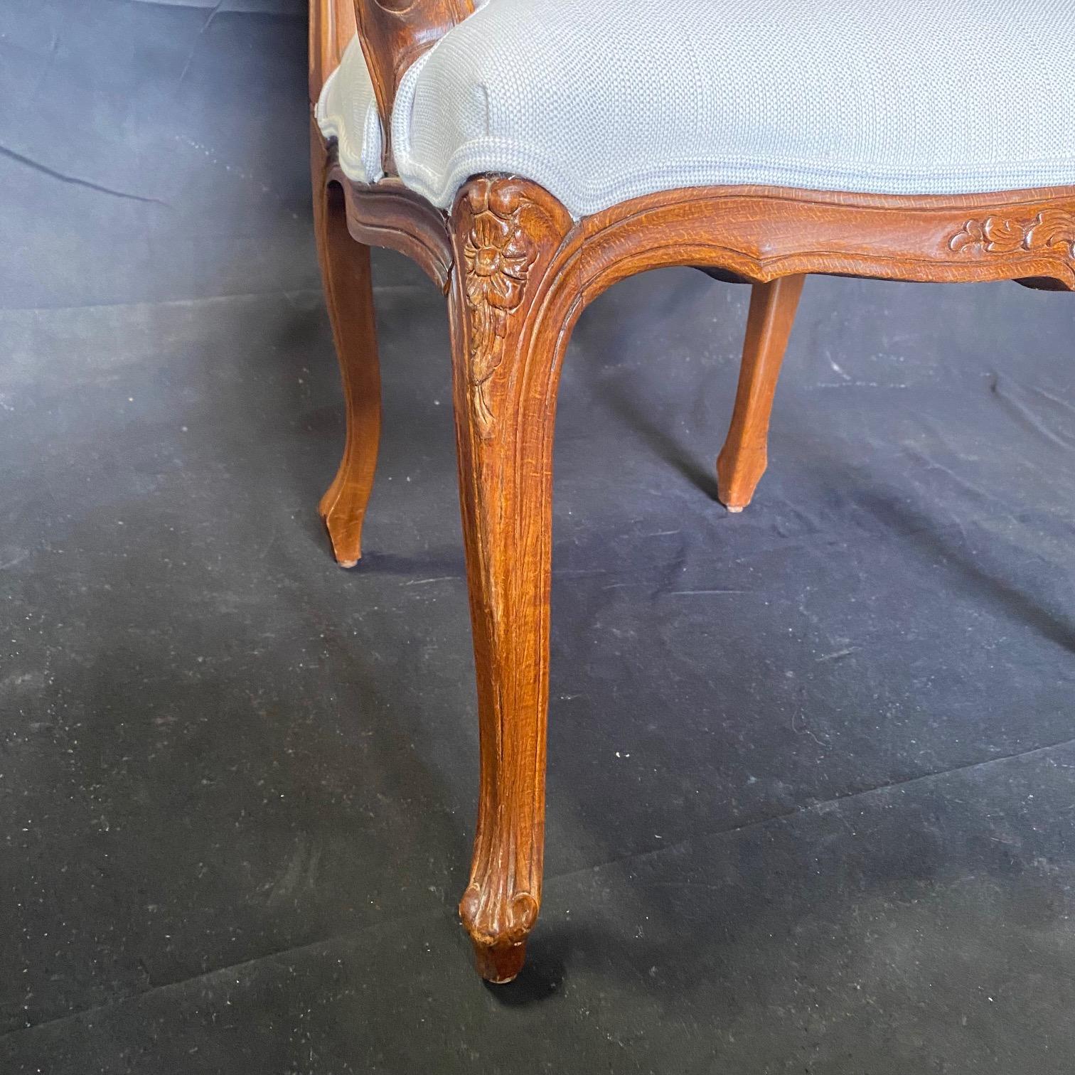 Paar elegante französische Louis-XV-Sessel aus Nussbaumholz  im Angebot 2