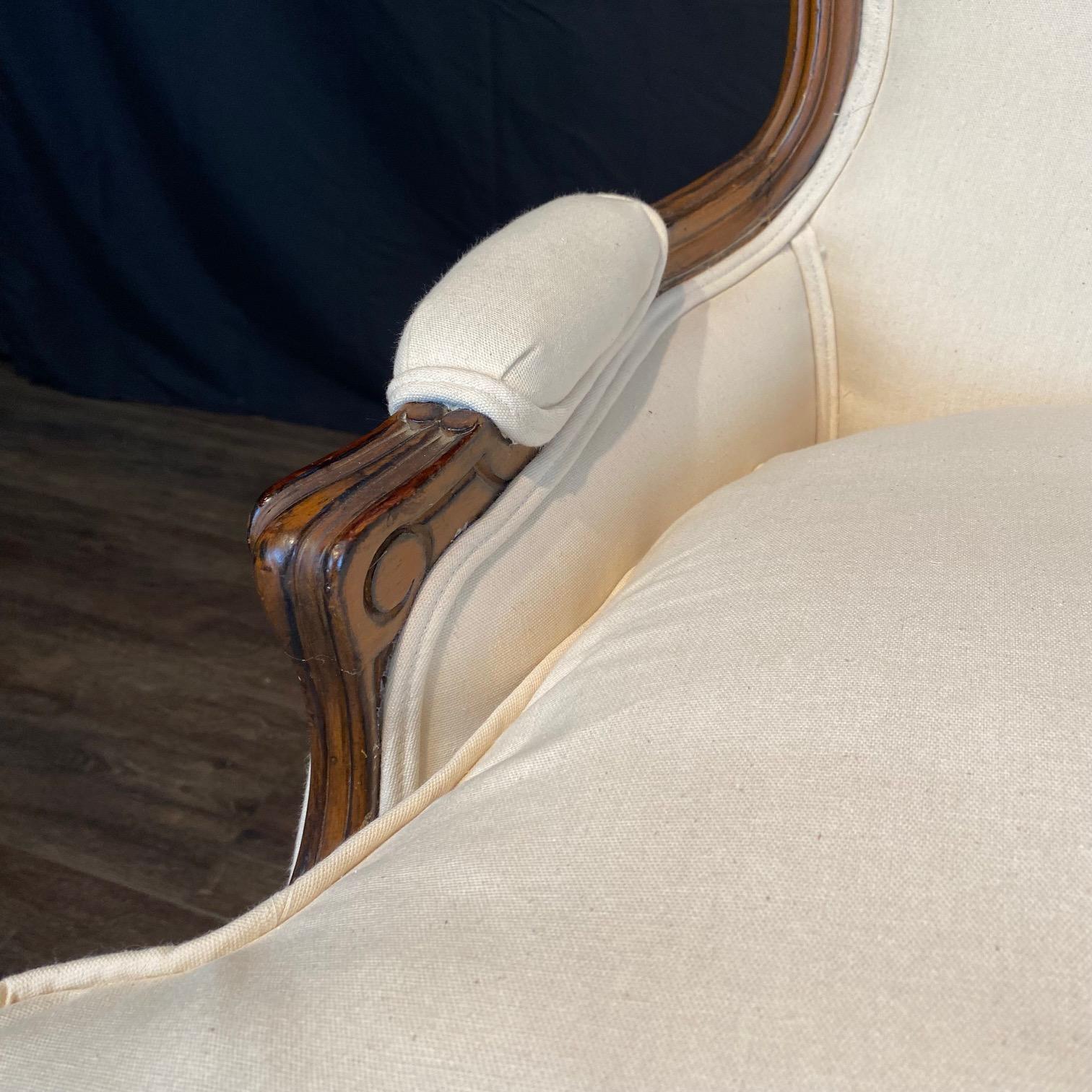 Coppia di eleganti sedie bergere francesi in noce Luigi XV in vendita 4