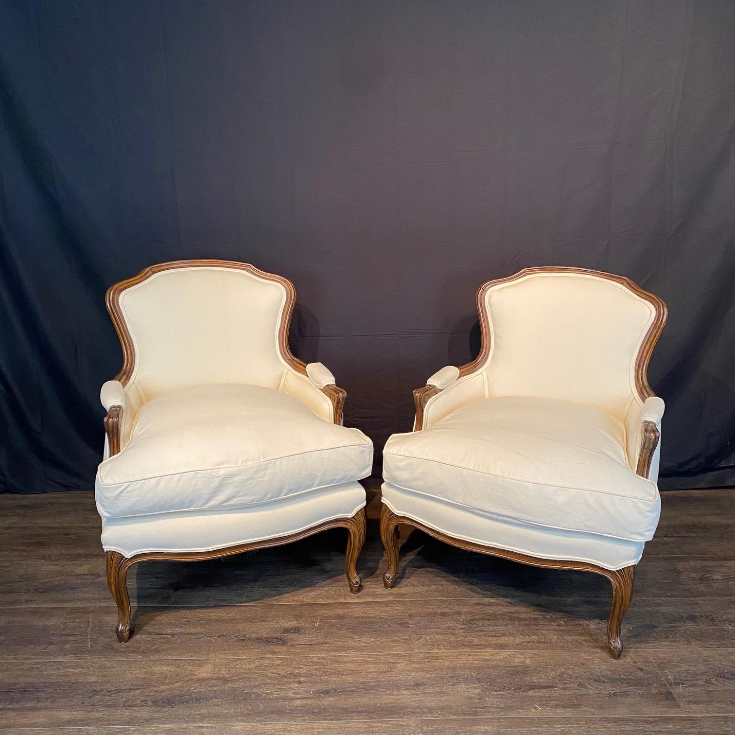 Coppia di eleganti sedie bergere francesi in noce Luigi XV in vendita 5