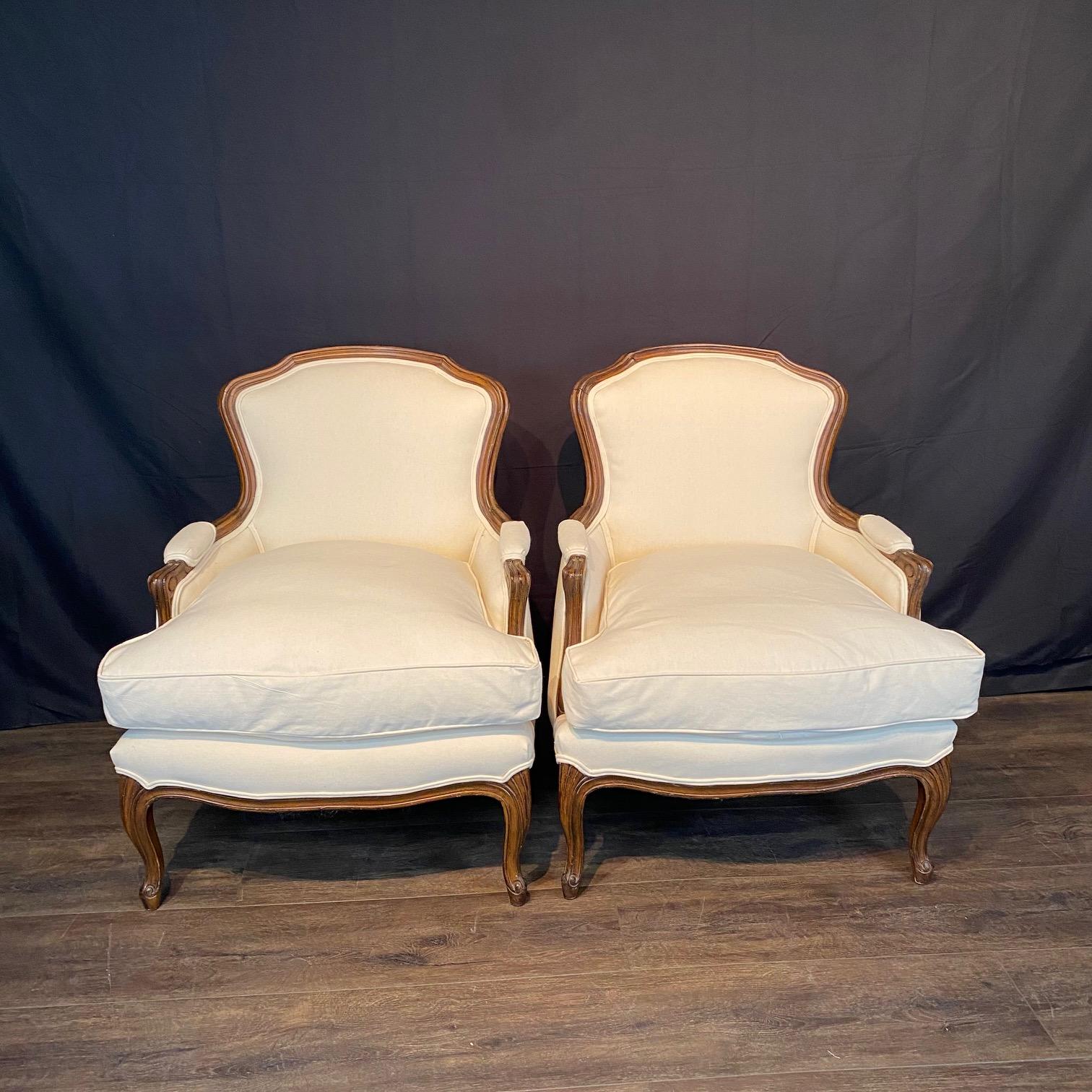 Coppia di eleganti sedie bergere francesi in noce Luigi XV in vendita 6