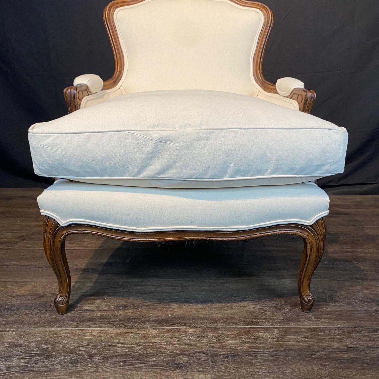 Coppia di eleganti sedie bergere francesi in noce Luigi XV in vendita 7