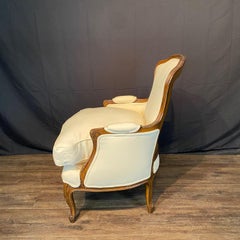 Paar elegante französische Nussbaumstühle Louis XV Bergere